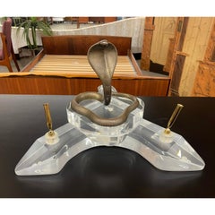 Signierte Vintage-Doppelstift- Caddy aus Messing und Lucite mit Kobraschlangenmuster