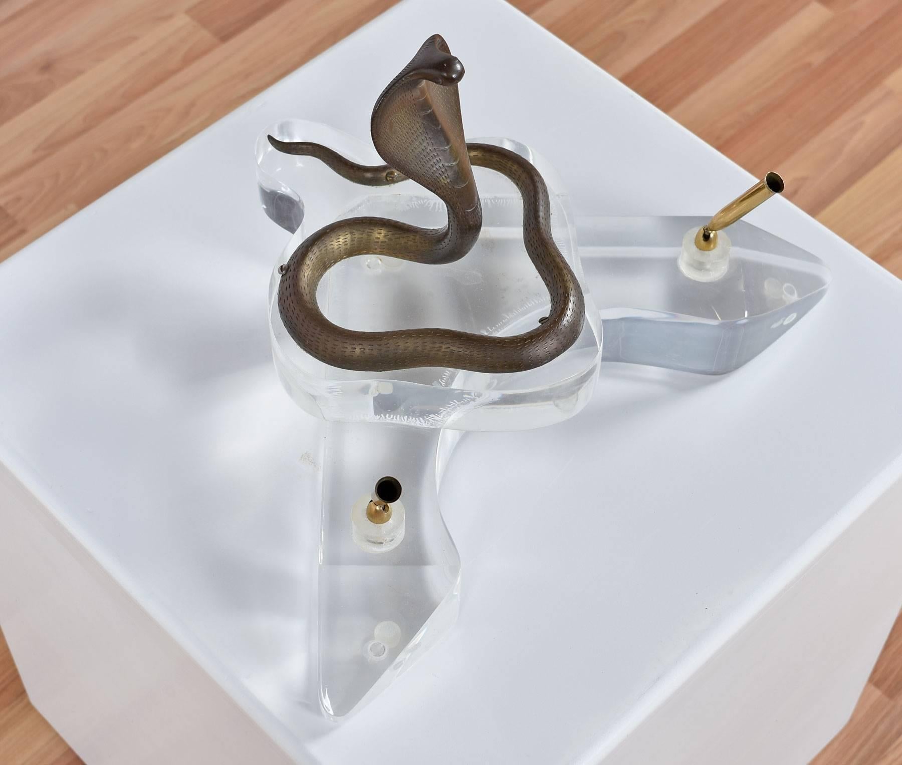 Americano Portapenne doppio firmato in ottone e lucite Cobra Snake d'epoca in vendita