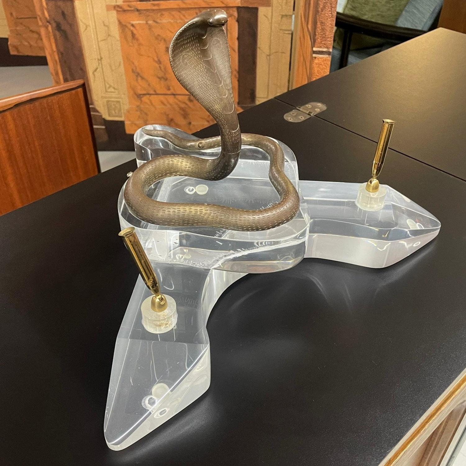 Portapenne doppio firmato in ottone e lucite Cobra Snake d'epoca In condizioni ottime in vendita a Chattanooga, TN