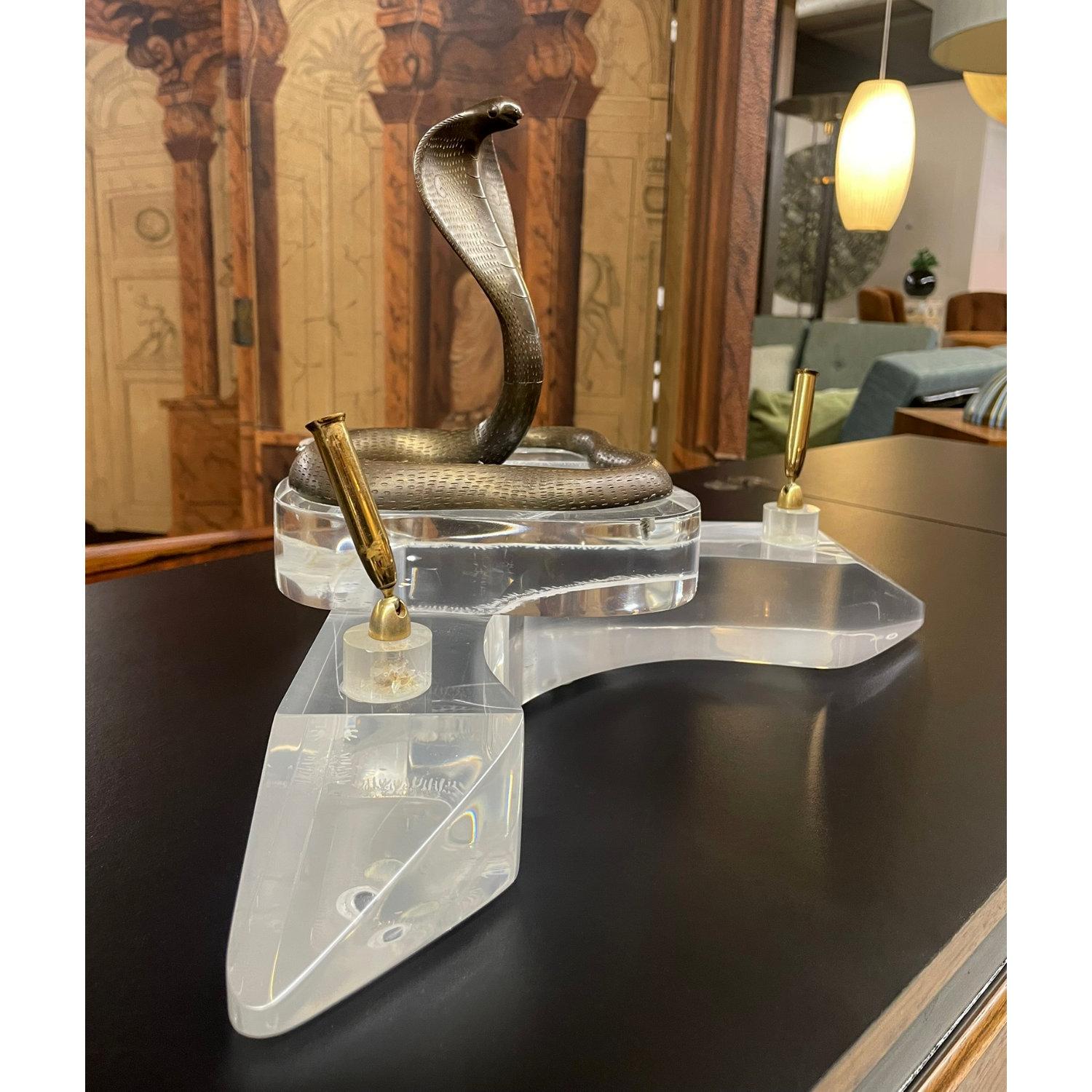 Portapenne doppio firmato in ottone e lucite Cobra Snake d'epoca in vendita 2