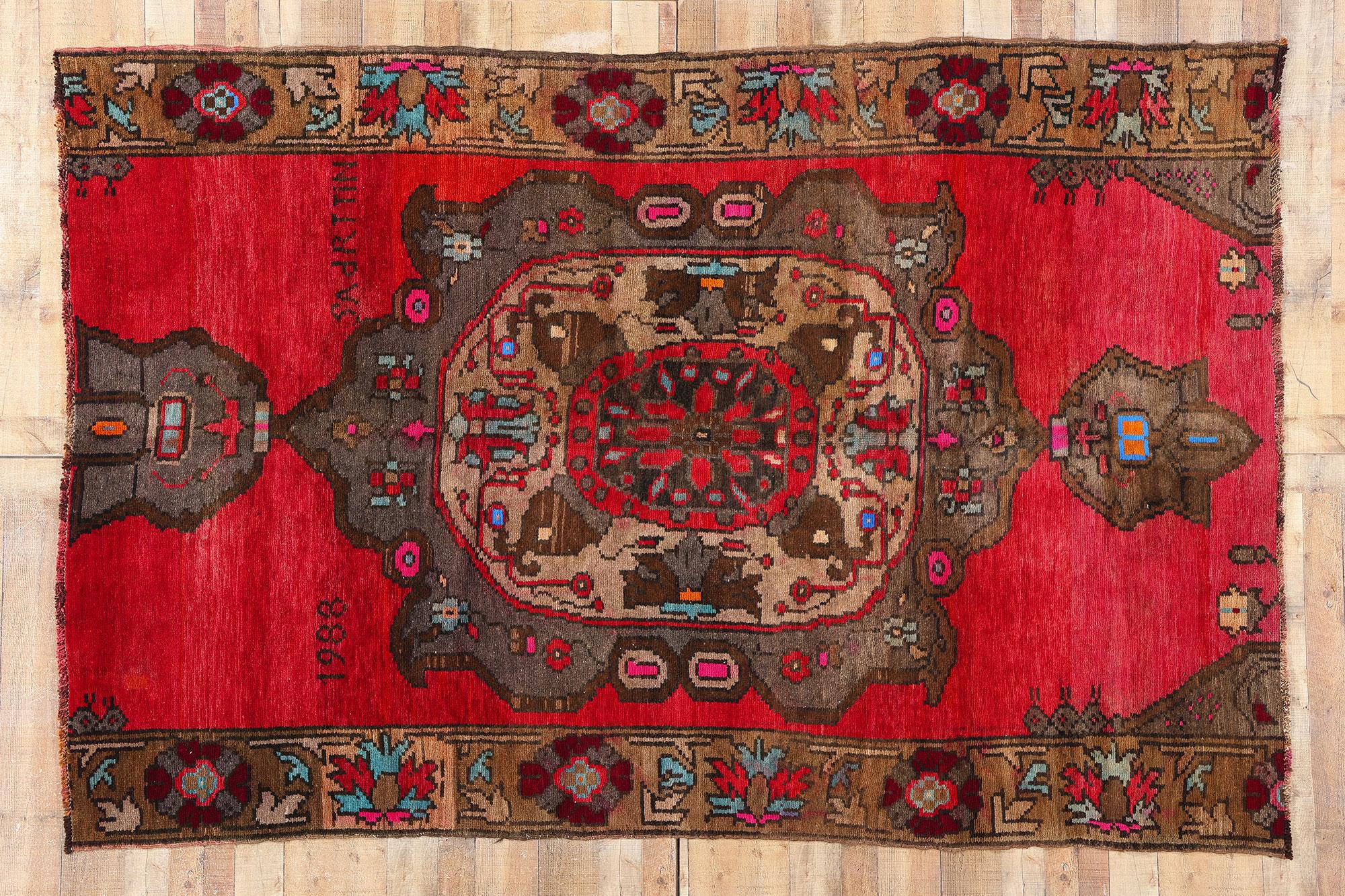 77699 Vintage Rot Türkisch Kars Teppich, 07'01 x 10'05. Dieser exquisite türkische Kars-Teppich ist ein echtes Zeugnis des reichen Erbes der anatolischen Teppichweberei. Dieser in sorgfältiger Handarbeit geknüpfte Teppich zeigt eine harmonische
