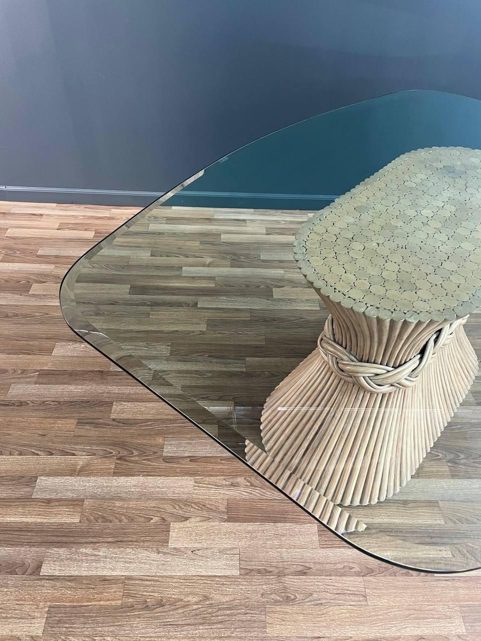 Rotin Table de salle à manger vintage en rotin gerbe de blé signée, avec plateau en verre en vente