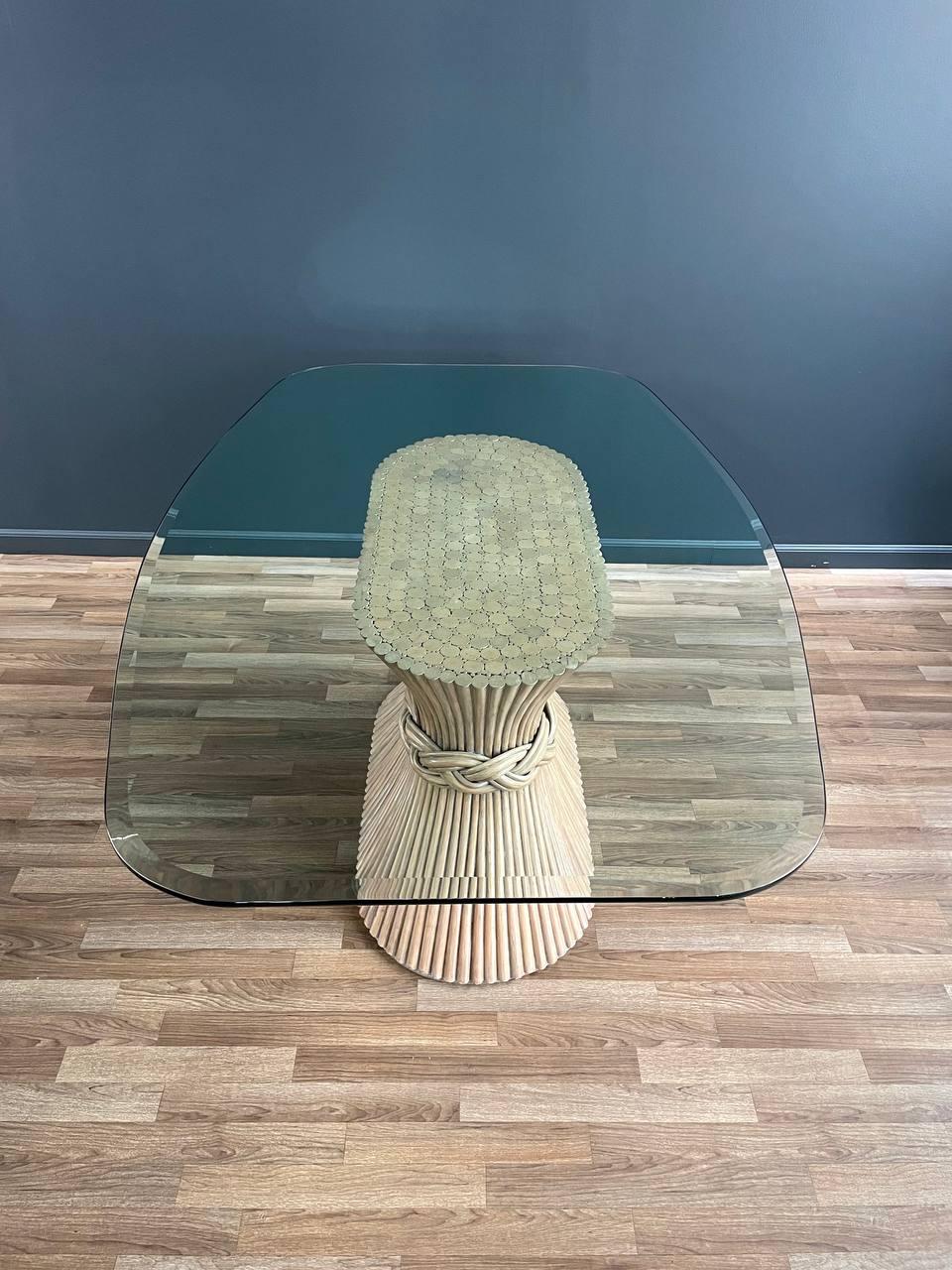 Milieu du XXe siècle Table de salle à manger vintage en rotin gerbe de blé signée, avec plateau en verre en vente