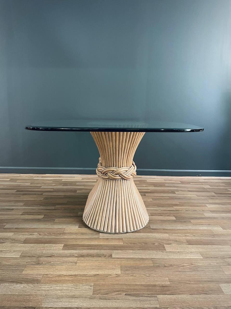 Table de salle à manger vintage en rotin gerbe de blé signée, avec plateau en verre Bon état - En vente à Los Angeles, CA