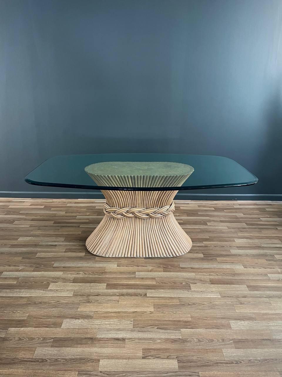 Américain Table de salle à manger vintage en rotin gerbe de blé signée, avec plateau en verre en vente