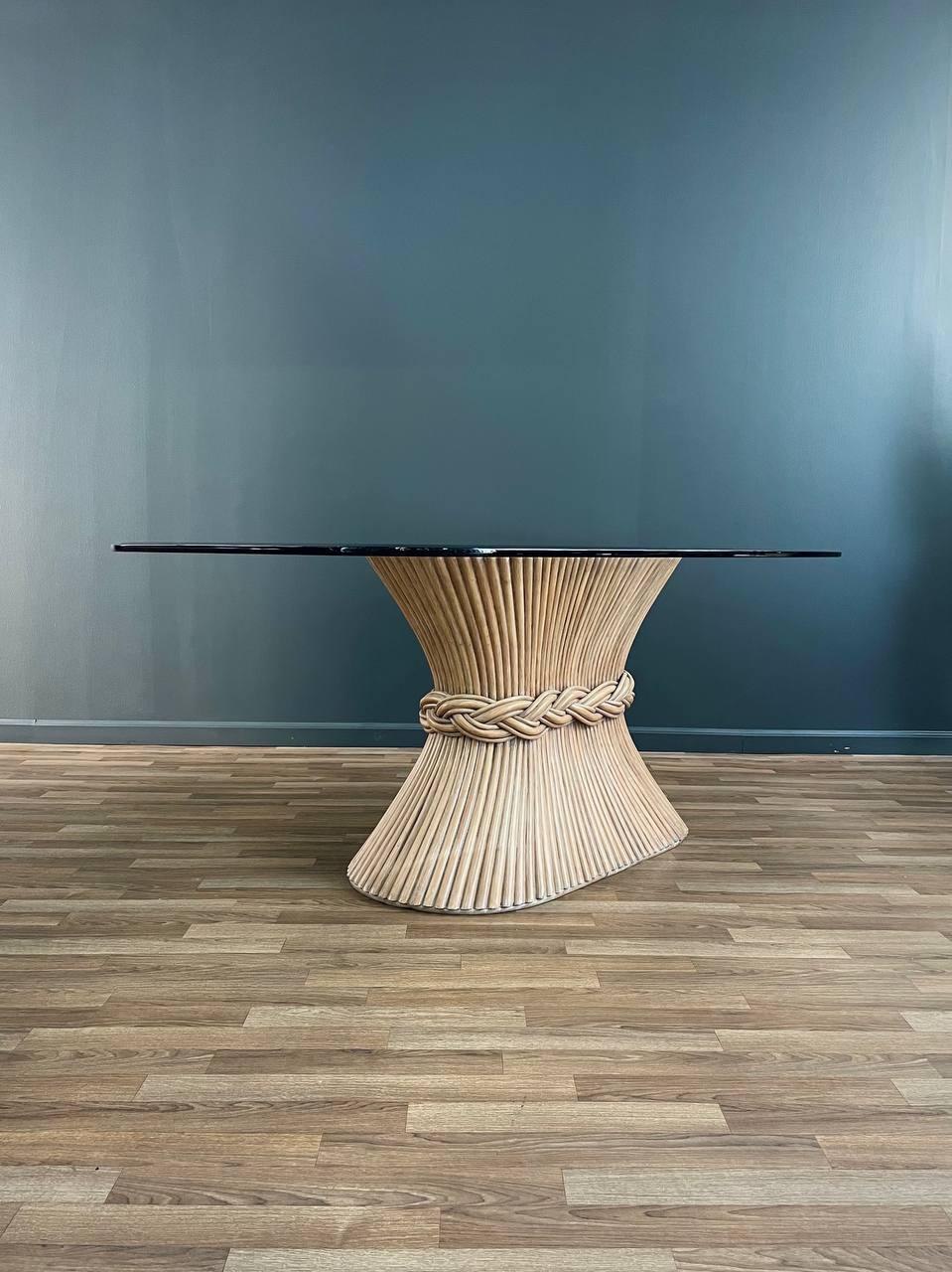 Autre Table de salle à manger vintage en rotin gerbe de blé signée, avec plateau en verre en vente