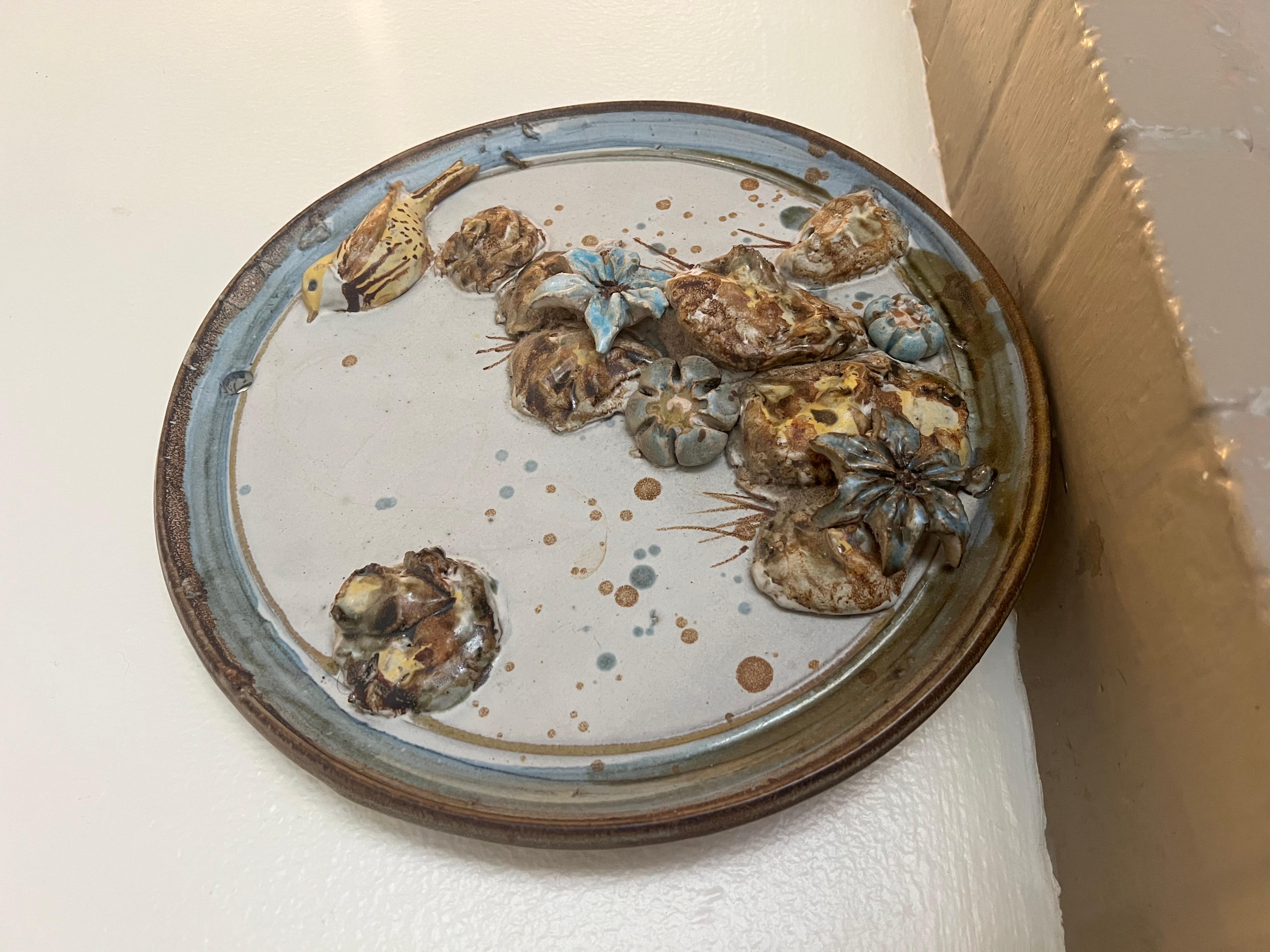  Decorazione da parete fatta a mano con un motivo floreale di uccelli. Condizioni vintage coerenti con l'età, come da foto.

Dimensioni. Diametro 13