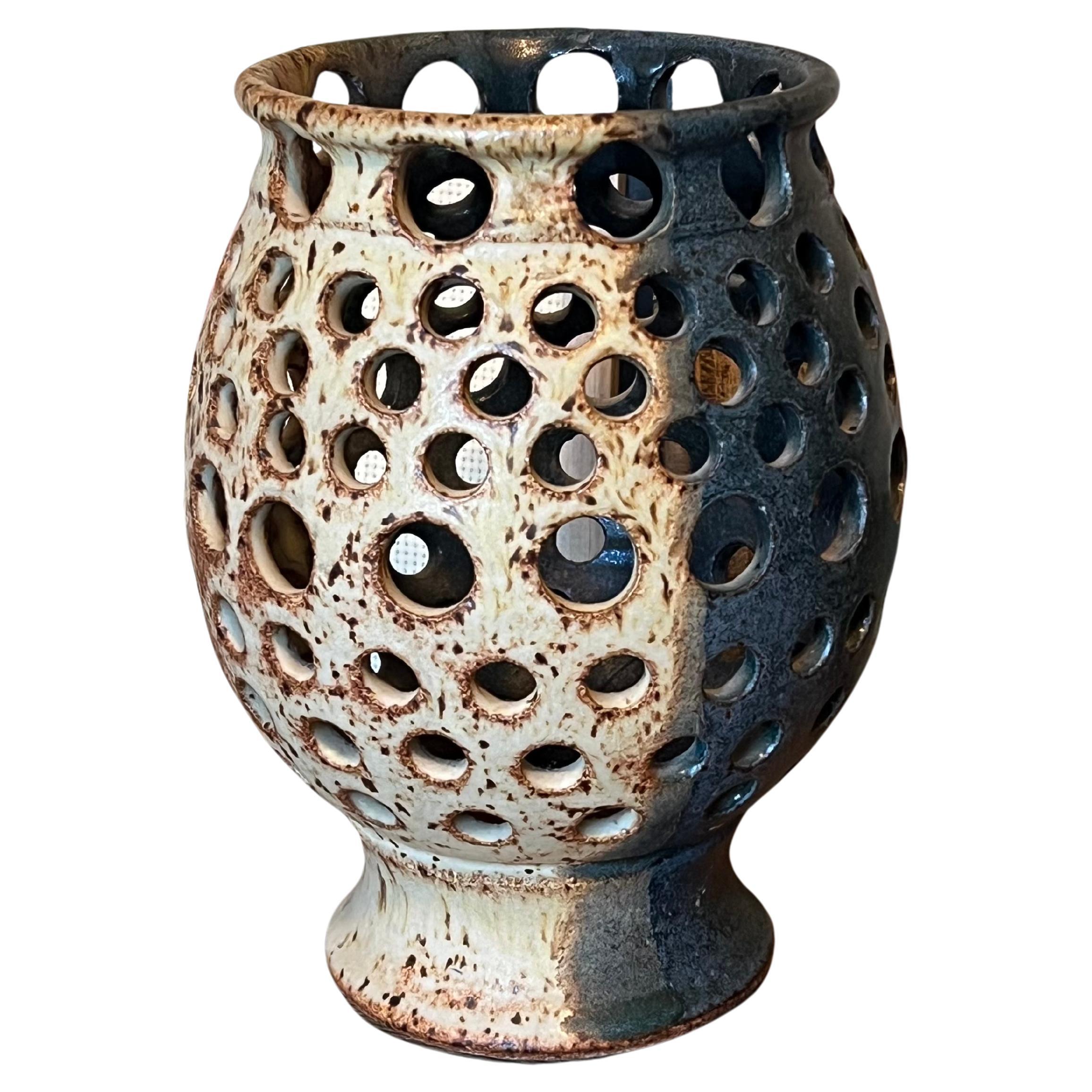 Firmato Studio Pottery d'epoca fatto a mano in stile Mid Century Modern.