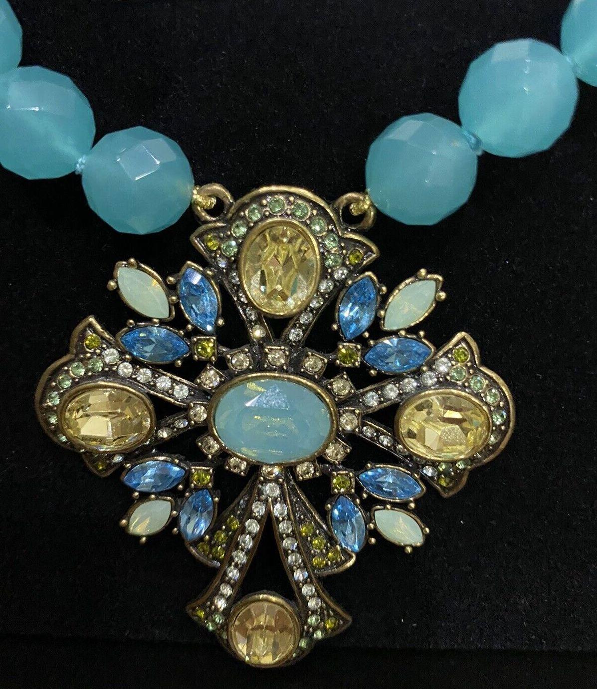 Einfach schön! Heidi Daus Designer signierte Halskette mit einem funkelnden Multicolor-Kristall-Anhänger, der an einem Strang aus facettierten Perlen hängt. Goldfarbene Fassung. Gefertigt mit viel Liebe zum Detail. Gezeichnet HEIDI DAUS. Die