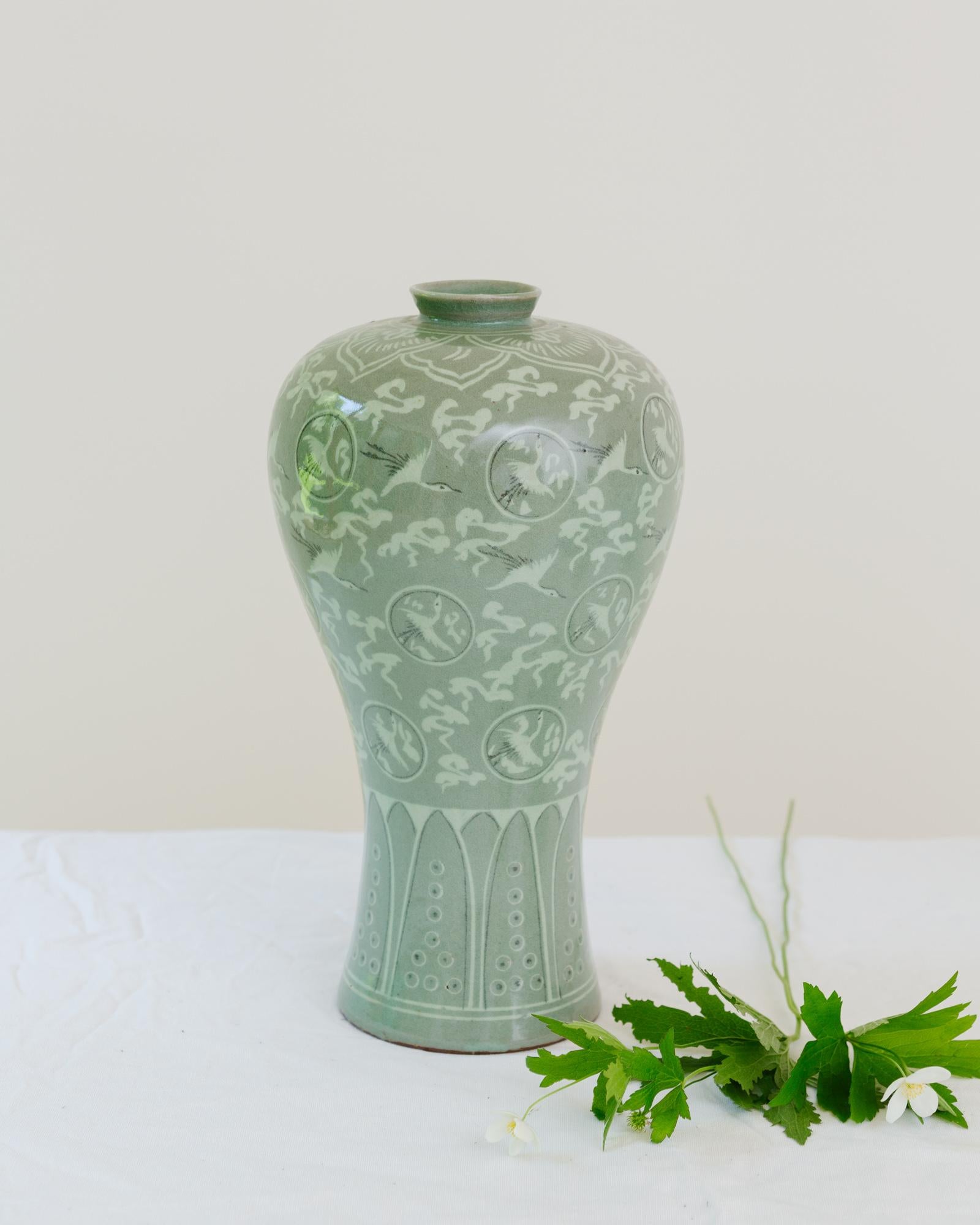 Le vase coréen vintage en céladon signé avec des grues volantes est une reproduction de haute qualité des vases coréens traditionnels en céladon de la dynastie Goryeo (918-1392). Il a été fabriqué par un artisan potier en Corée et son nom a été