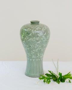 Signierte koreanische Vintage-Celadon-Vase mit fliegenden Kranichen