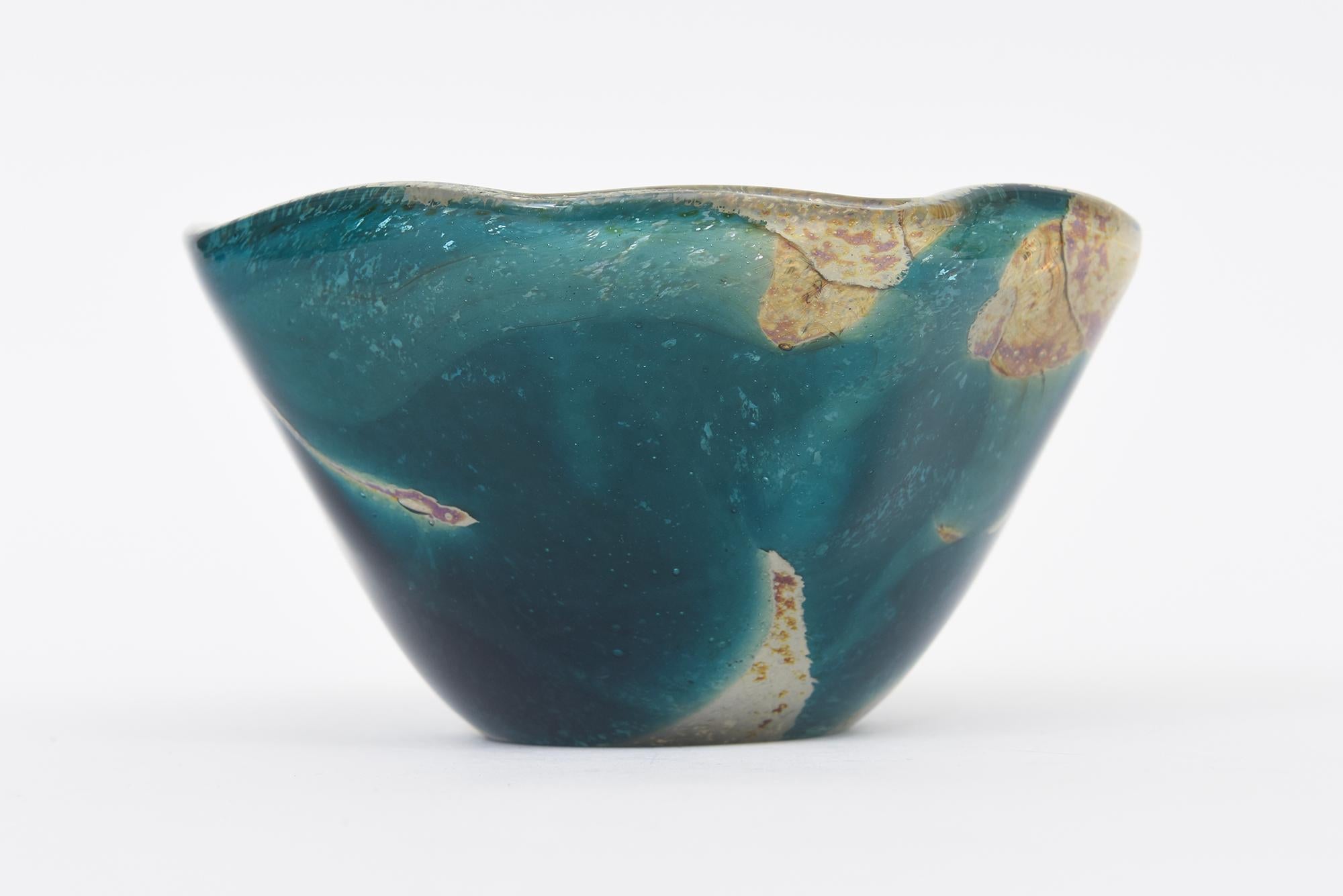 Organico moderno Ciotola firmata d'epoca Mdina Baltic Topographical Glass Rare Bowl Turchese, Tan, Marrone in vendita