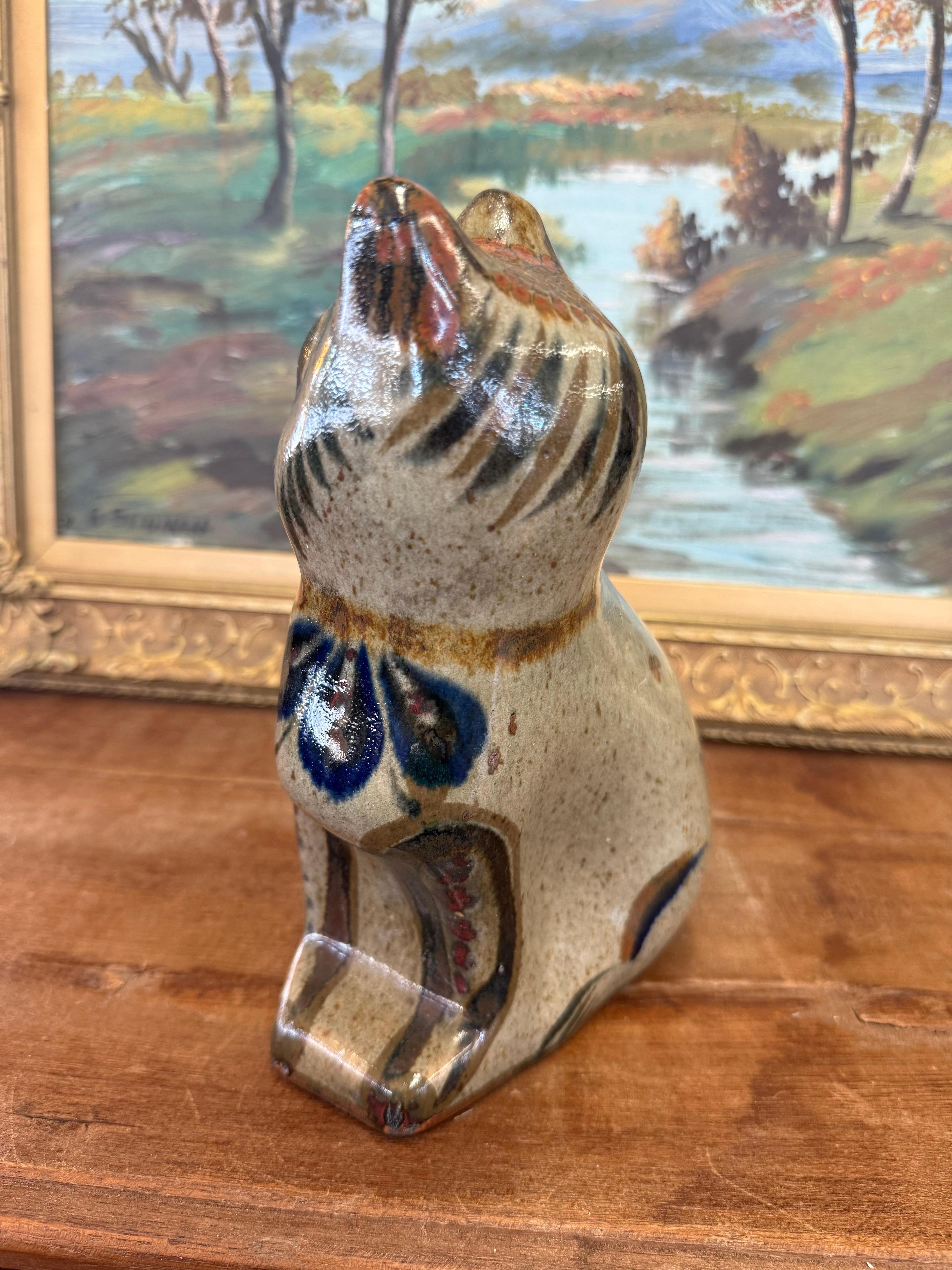 Fine XX secolo Gatto in ceramica d'epoca firmato Mud Century Modern Mexican Folk Art dipinto a mano. in vendita
