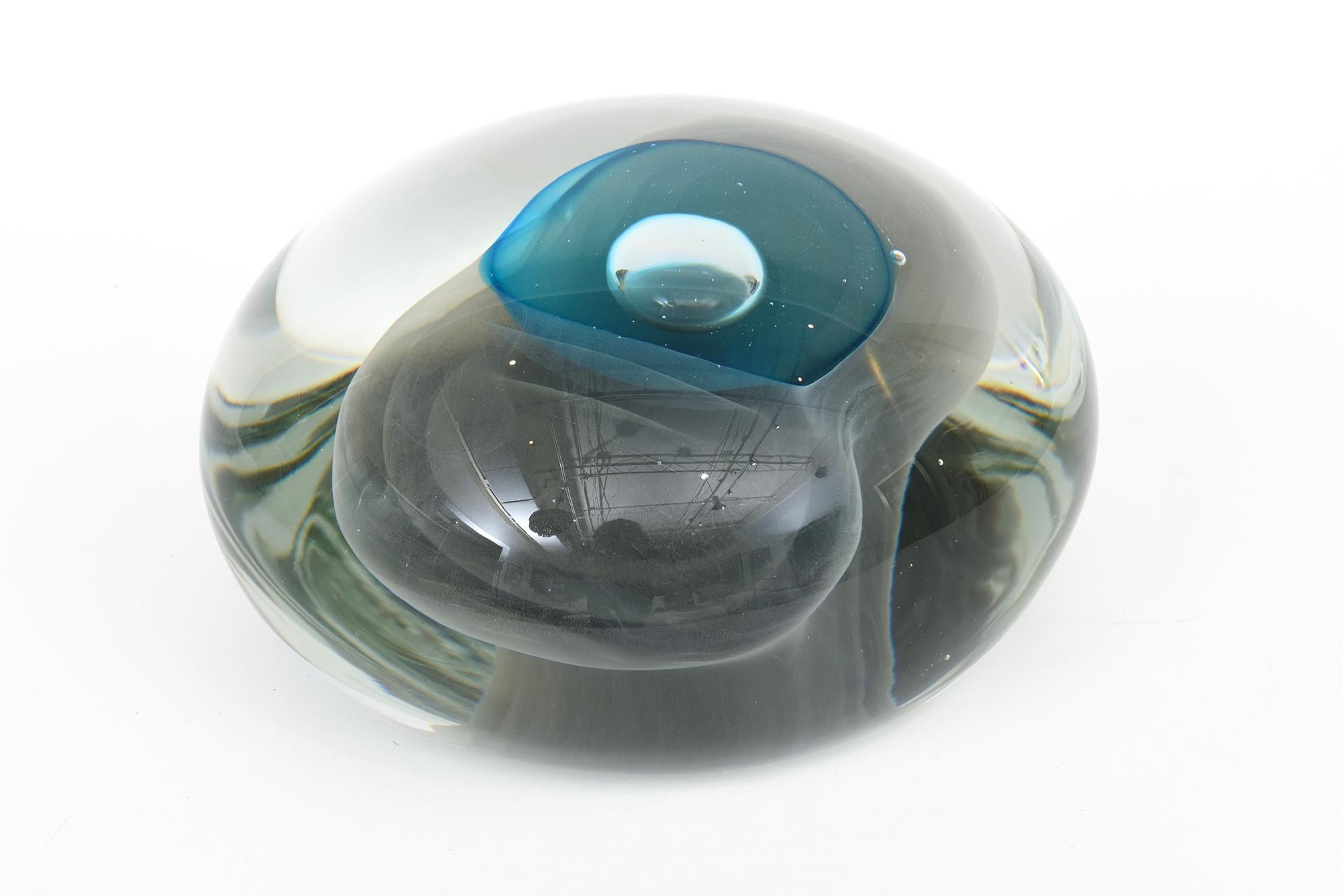 Questa scultura ottica in vetro soffiato a mano di Livio Seguso, firmata e vintage, è un'edizione limitata e numerata 63/100. È pesante, astratta e presenta strati di forme diverse che cambiano con il gioco di luci e colori. È stato molto difficile