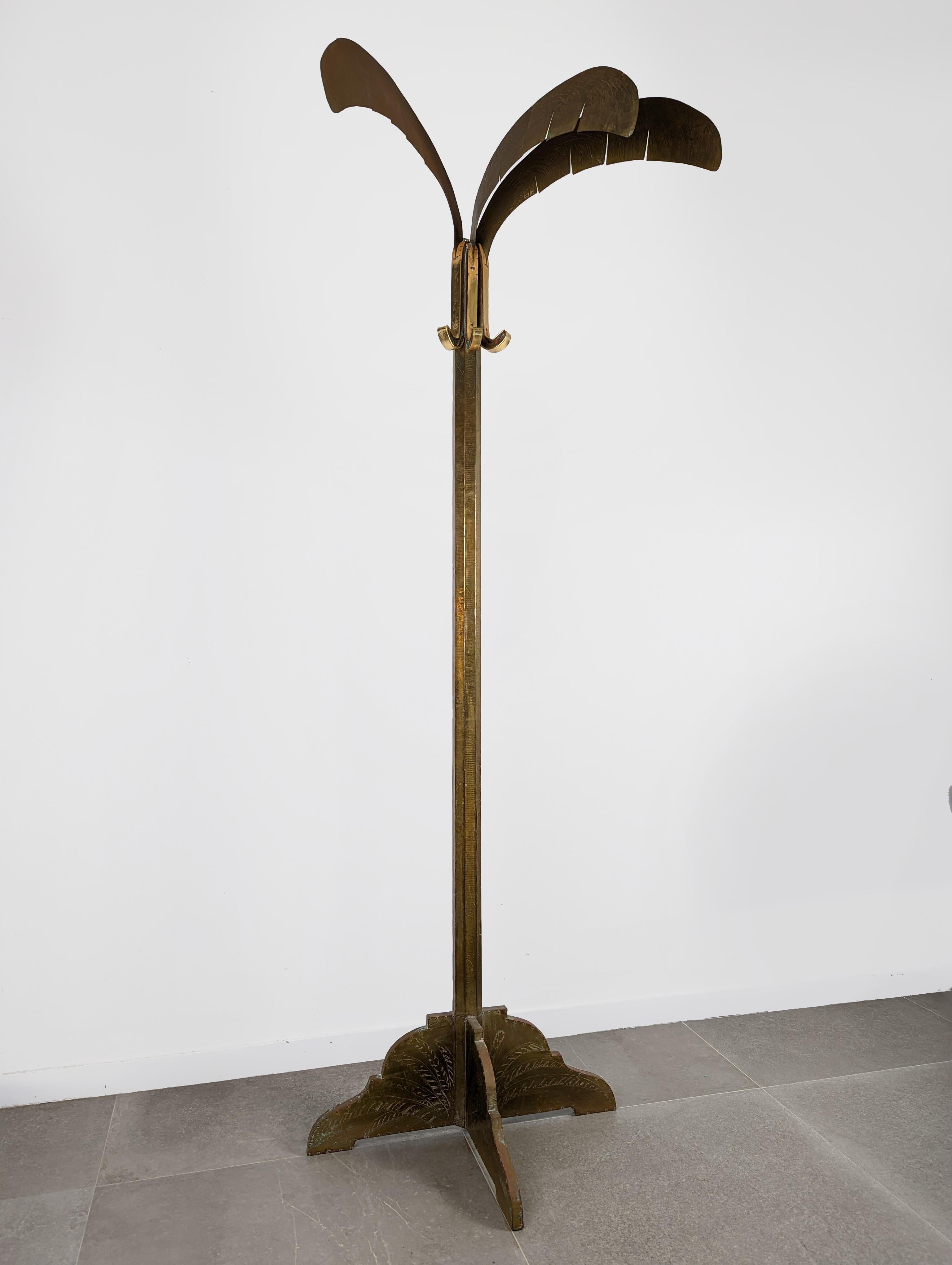 Spectacular palm tree made of wood and textured brass with a beautiful pattern, an exquisite work that is completely handmade that can only be the work of a great designer of the time as a coat rack with three hanging supports. Signed at the base.