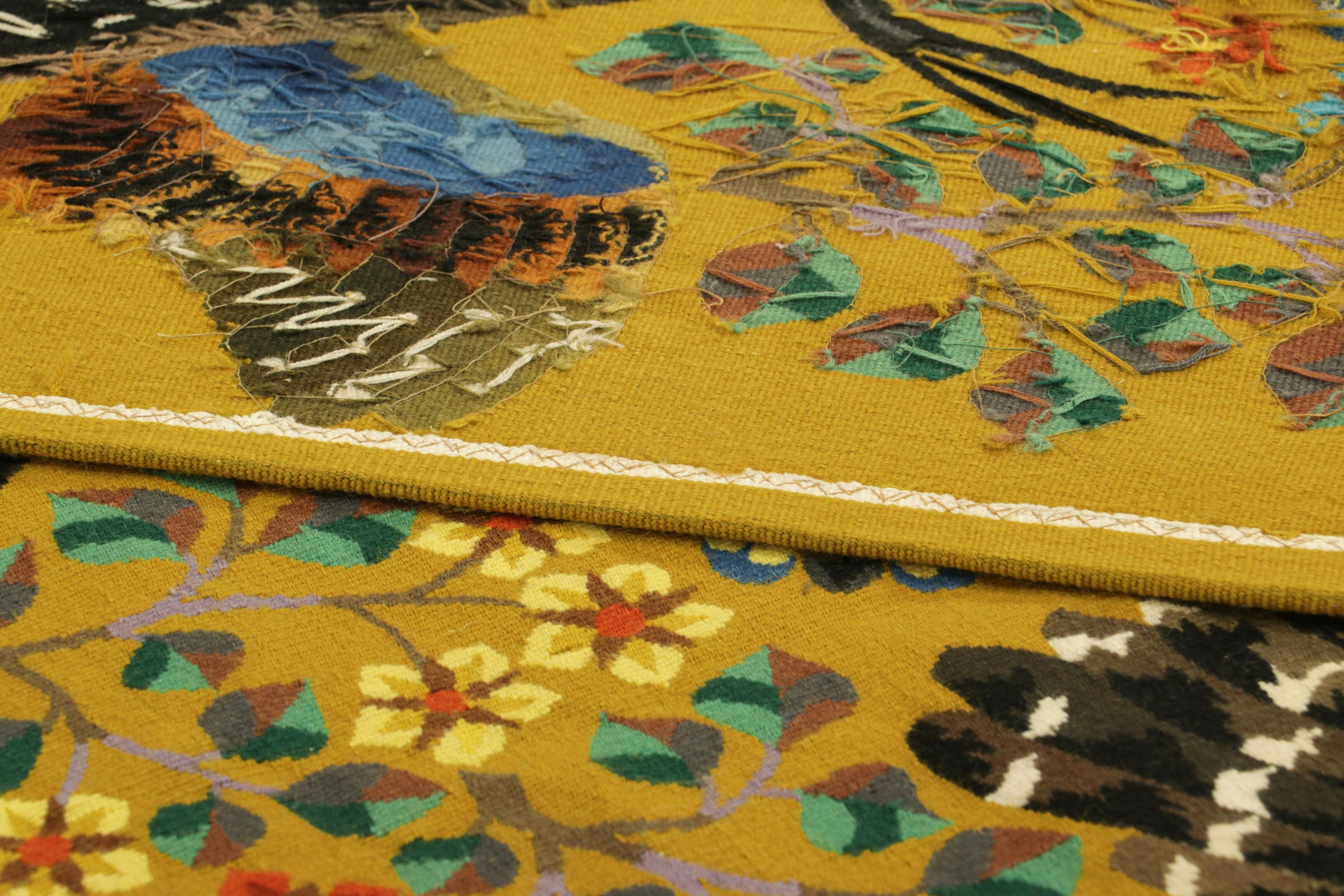 Milieu du XXe siècle Tapisserie picturale et florale vintage signée Rene Perrot  Rug & Kilim en vente