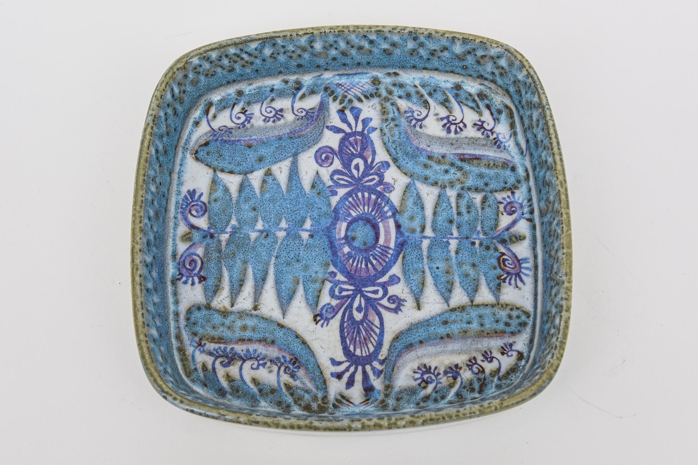 Bol ou plateau en céramique peint à la main en bleu et violet, signé Royal Copenhagen en vente 4