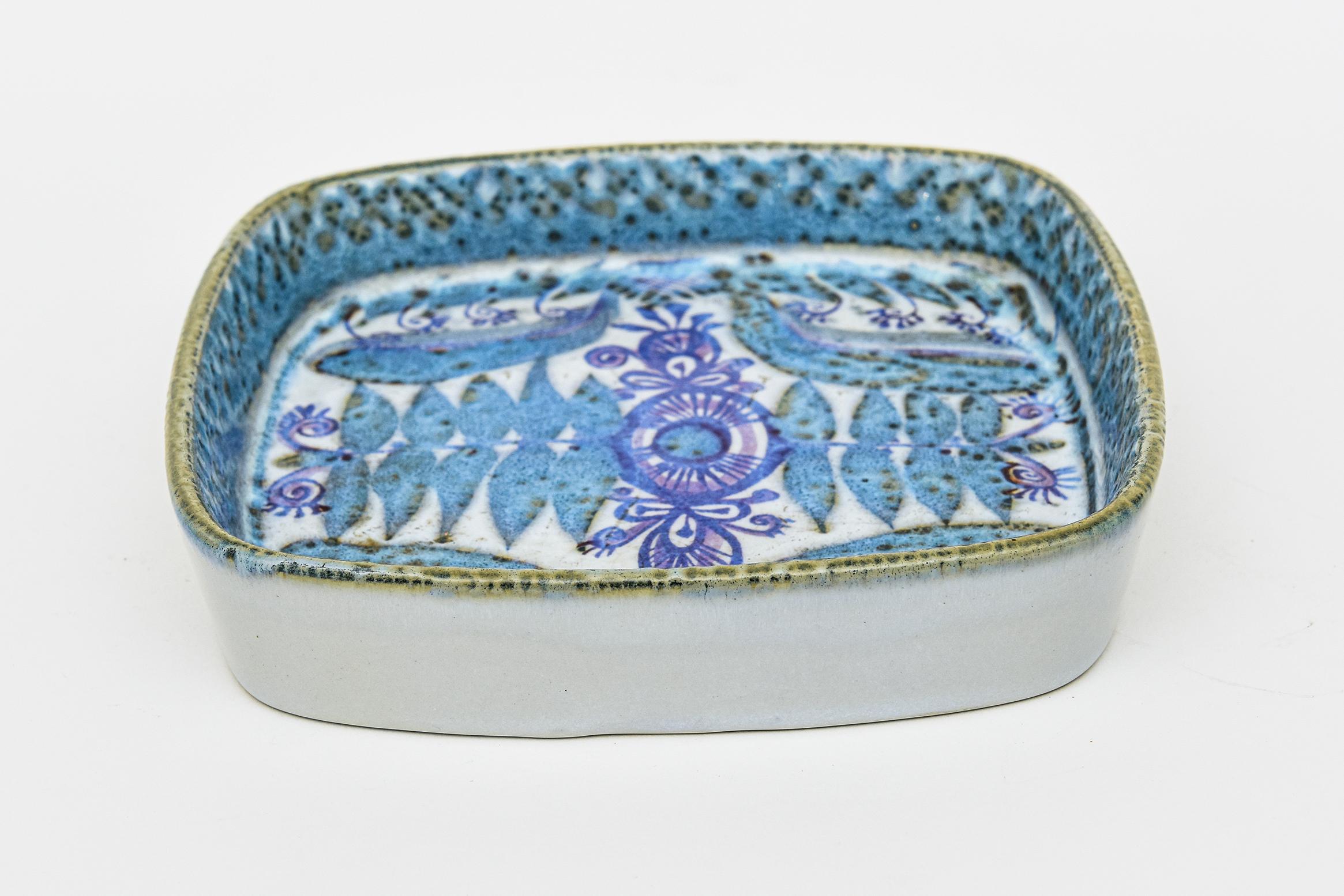 Moderne Bol ou plateau en céramique peint à la main en bleu et violet, signé Royal Copenhagen en vente