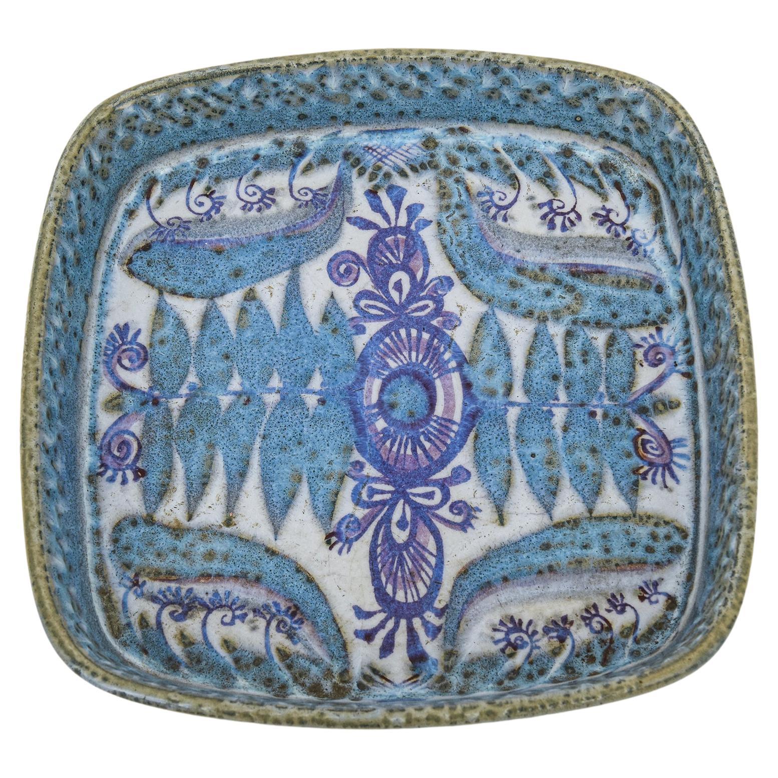 Bol ou plateau en céramique peint à la main en bleu et violet, signé Royal Copenhagen en vente