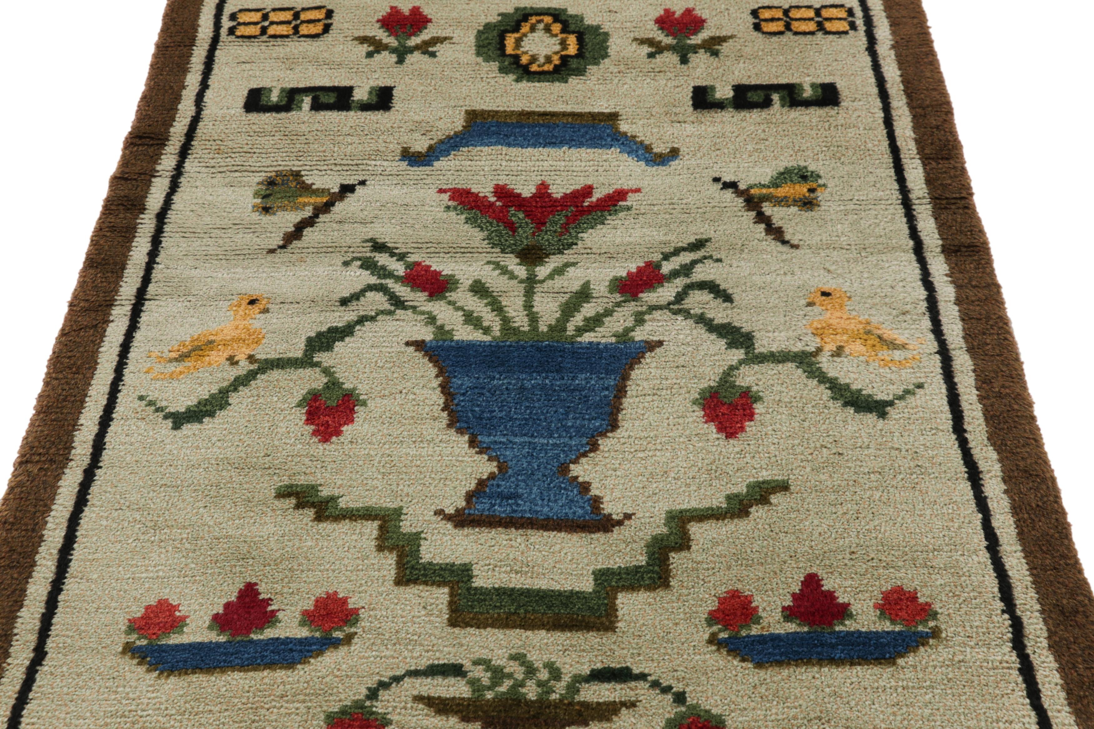 Annodato a mano in lussureggiante lana a pelo alto in Svezia intorno al 1930-1940, questo tappeto vintage svedese Rya 4x7 è un raro tappeto firmato tra le nuove aggiunte più interessanti alla collezione di Rug & Kilim di tappeti scandinavi di metà