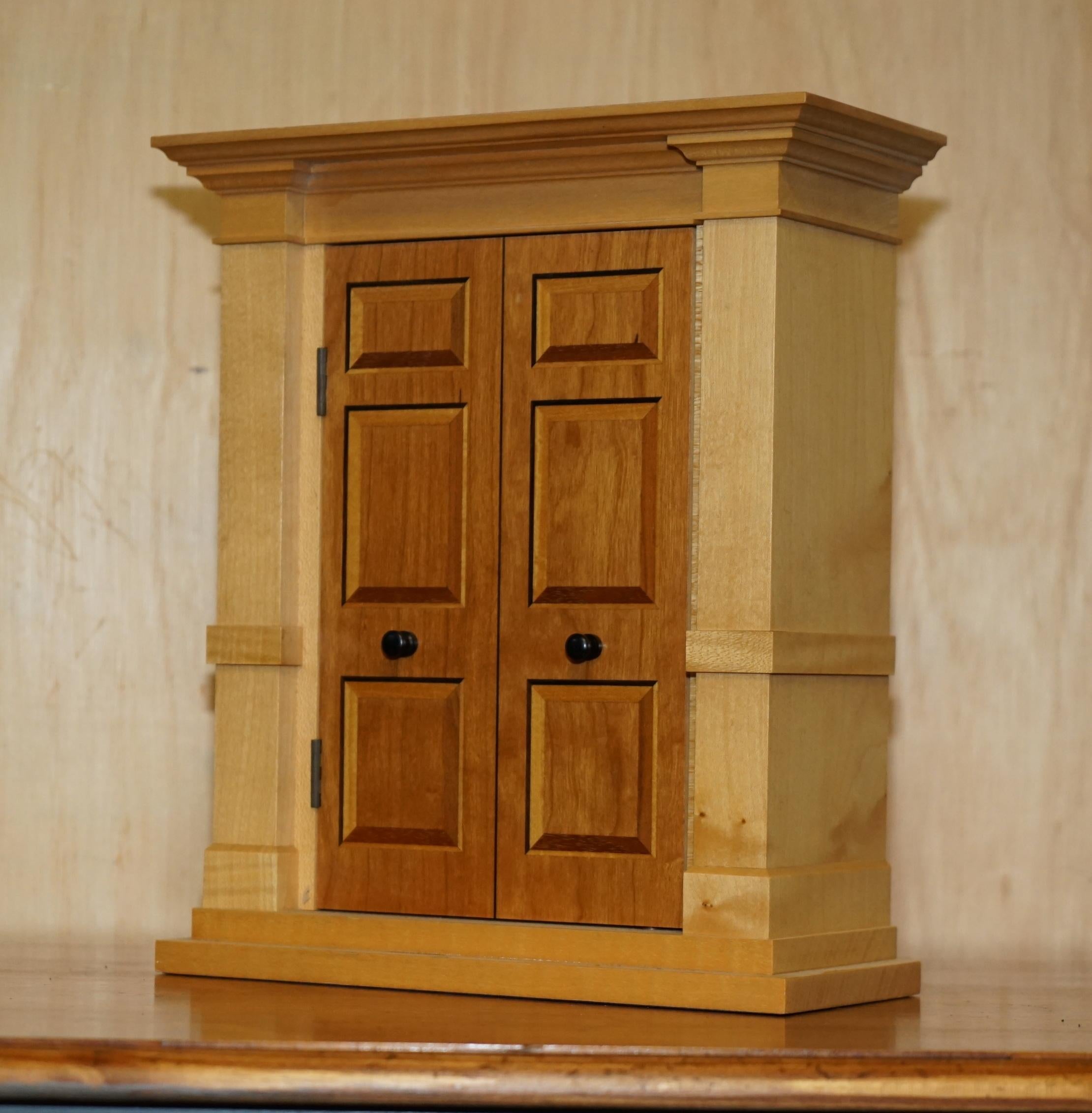 Antigüedades de la Casa Real

Royal House Antiques se complace en poner a la venta esta caja fuerte con llave firmada y sellada por el vizconde David Linley, muy rara y muy coleccionable.

Una vitrina decorativa de buen aspecto y bien hecha, sólo he