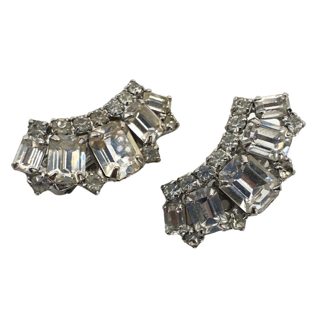 Earrings Length: 1.28″

Bin Code: M6 / P15

Product Description: Add a touch of timeless elegance to your jewelry collection with these exquisite vintage earrings by Weiss. Crafted with meticulous attention to detail, these stunning earrings feature