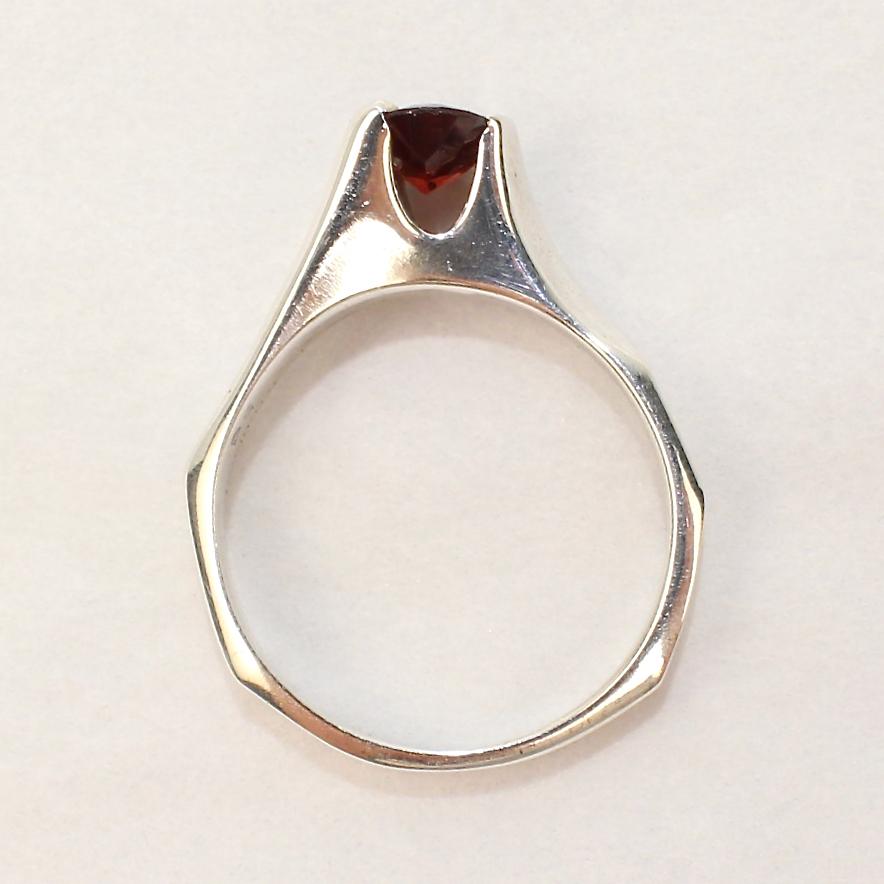 Moderniste Bague cocktail moderniste asymétrique en argent sterling et grenat signée Wesley Emmons en vente