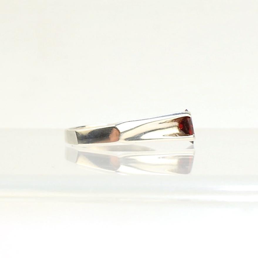 Bague cocktail moderniste asymétrique en argent sterling et grenat signée Wesley Emmons en vente 2