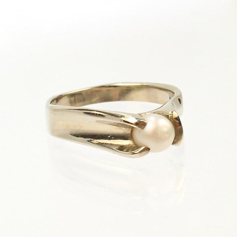Taglio rotondo Anello da cocktail asimmetrico modernista in oro 14K e perle firmato Wesley Emmons in vendita