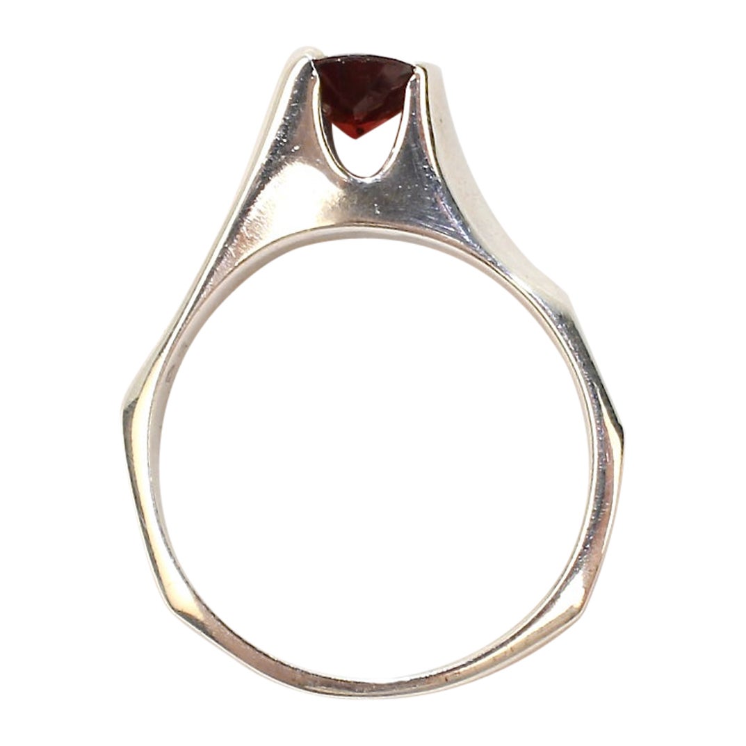 Anello da cocktail asimmetrico modernista in argento e granato firmato Wesley Emmons