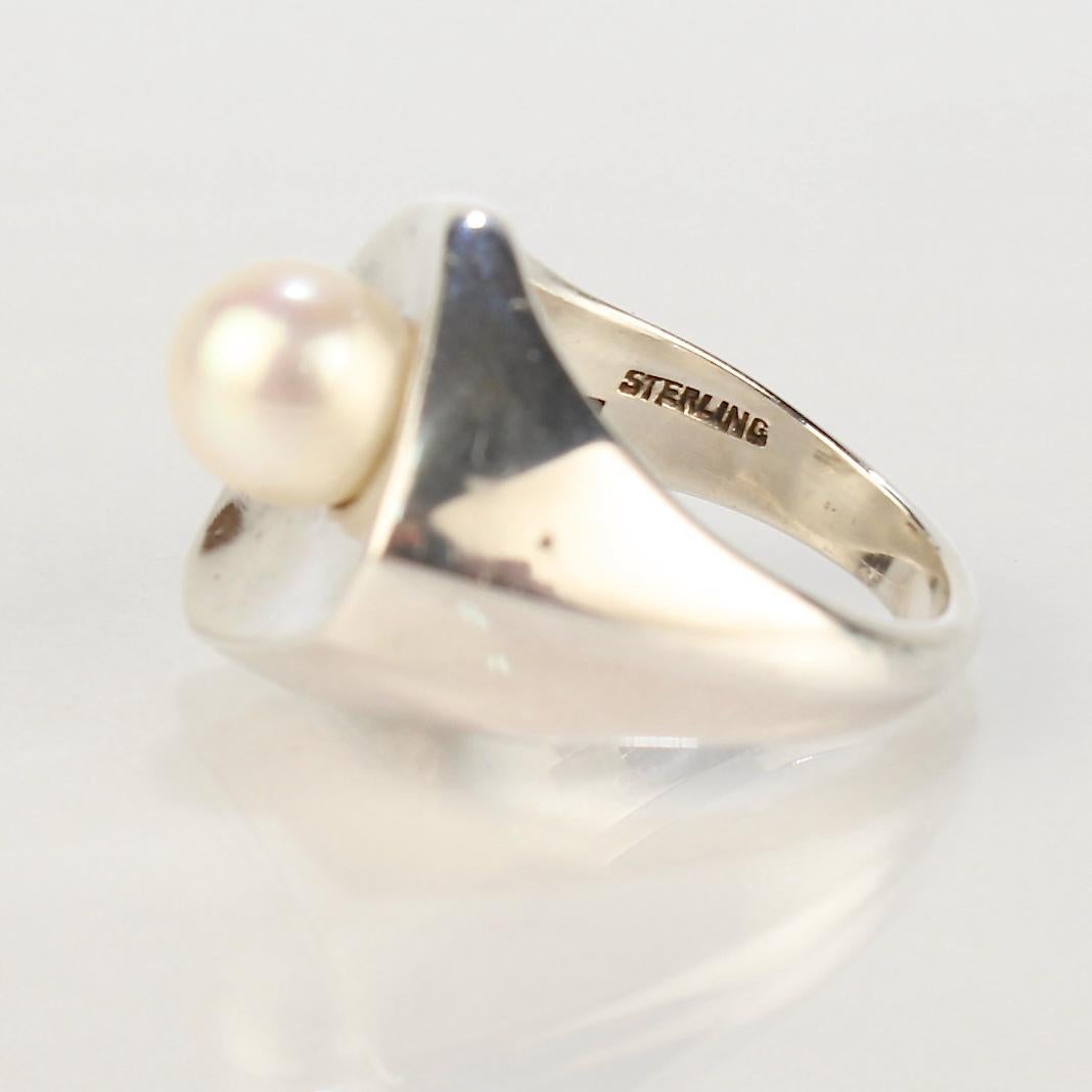 Signed Wesley Emmons Mid-Century Modern Sterling Silver and Pearl Ring, 1970s For Sale 1