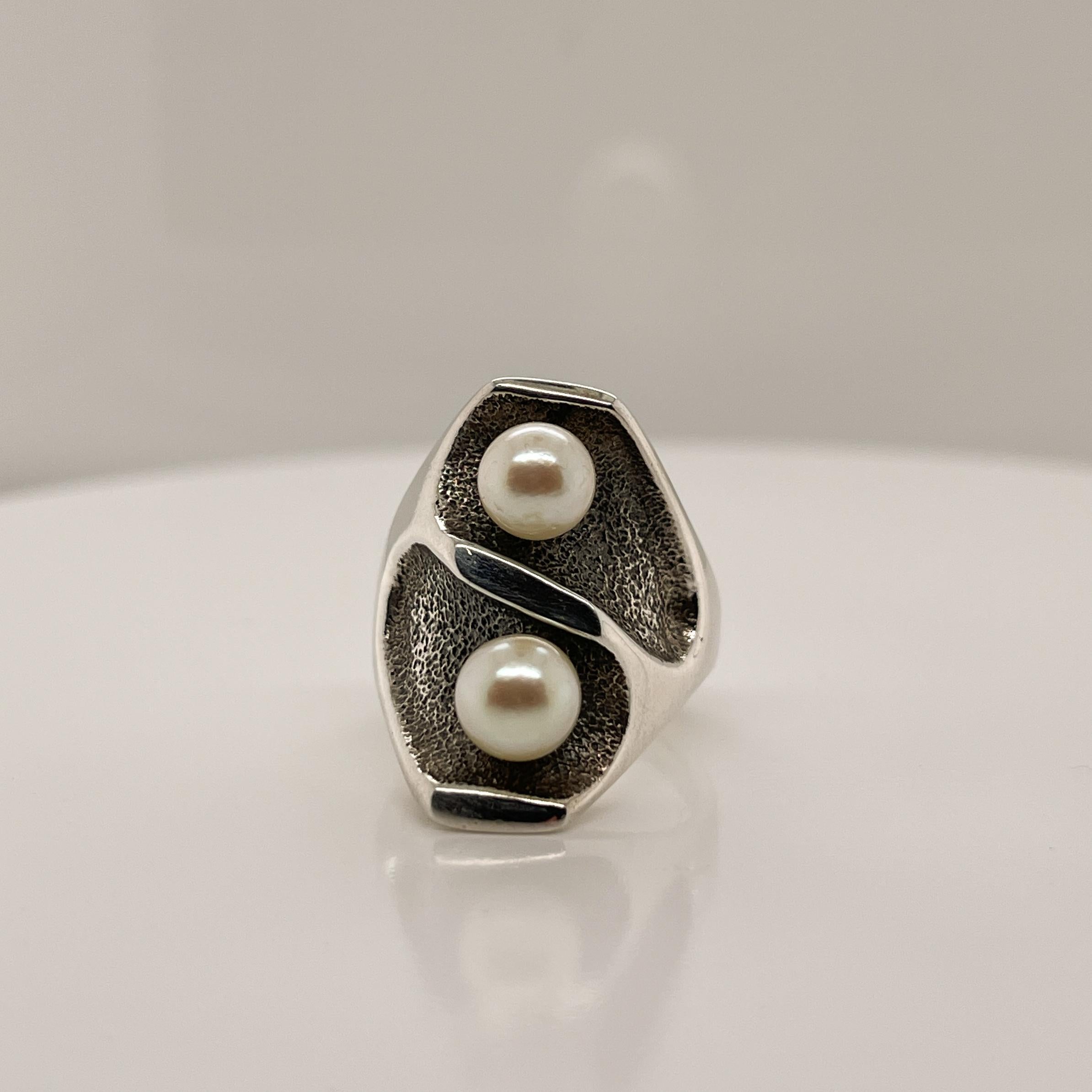 Moderniste Bague cocktail en argent sterling et perle de culture moderniste signée Wesley Emmons en vente