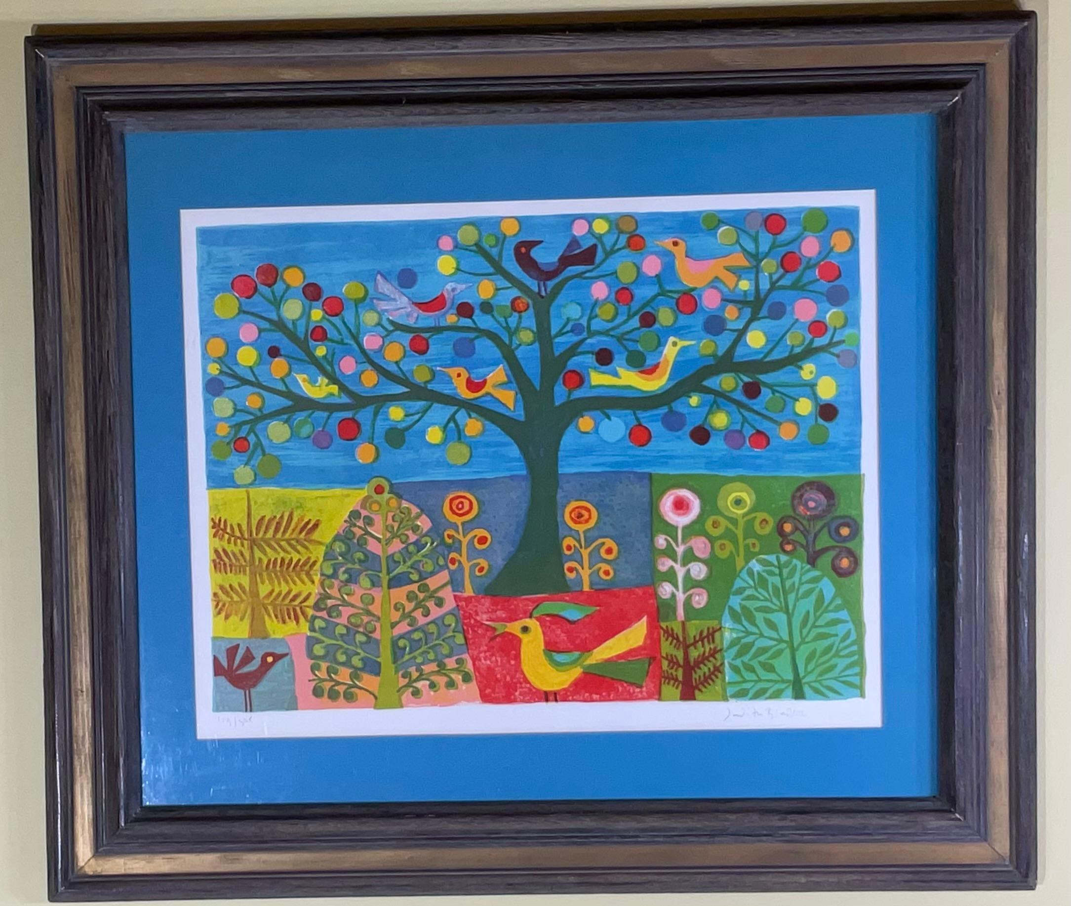 Diese lebendige Lithografie zeigt eine skurrile Szene aus der Natur. Ein bunter, mit Äpfeln und Vögeln geschmückter Baum steht im Zentrum der Komposition. Der Baum ist von einer Vielzahl von Pflanzen, Blumen und kleinen Lebewesen umgeben. Das