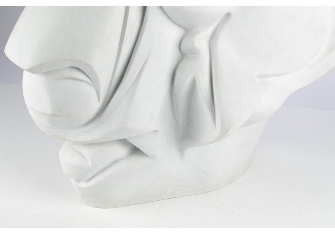Cabeza tallada en piedra blanca firmada a la manera de Umberto Boccioni en venta 2