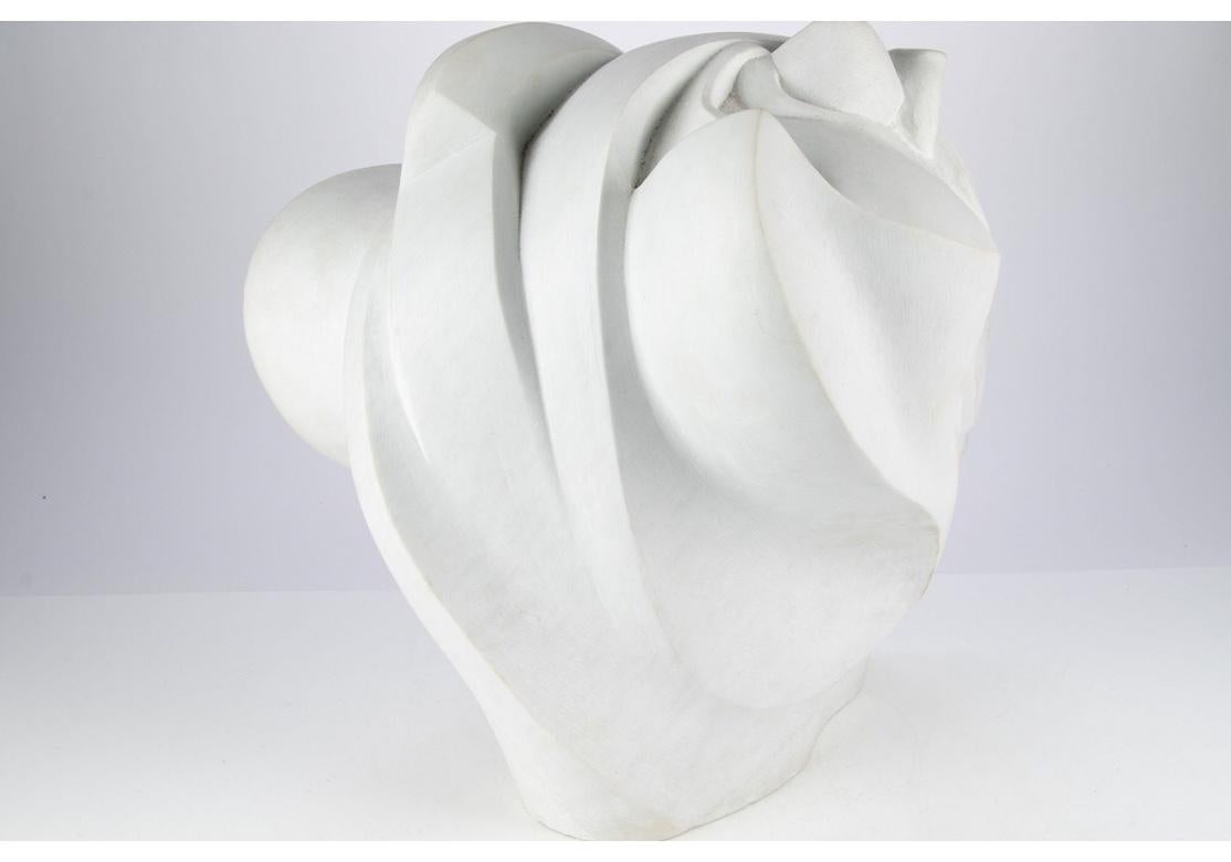 Tête sculptée en pierre blanche signée à la manière d'Umberto Boccioni en vente 3