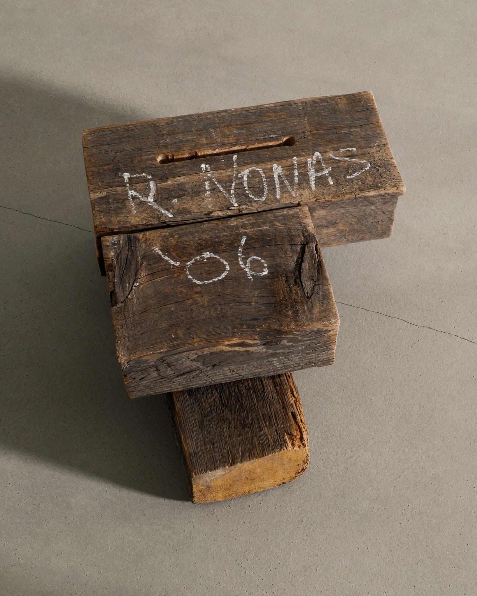 XXIe siècle et contemporain Sculpture d'art contemporain en bois signée de Richard Nonas Produced, 2006 en vente
