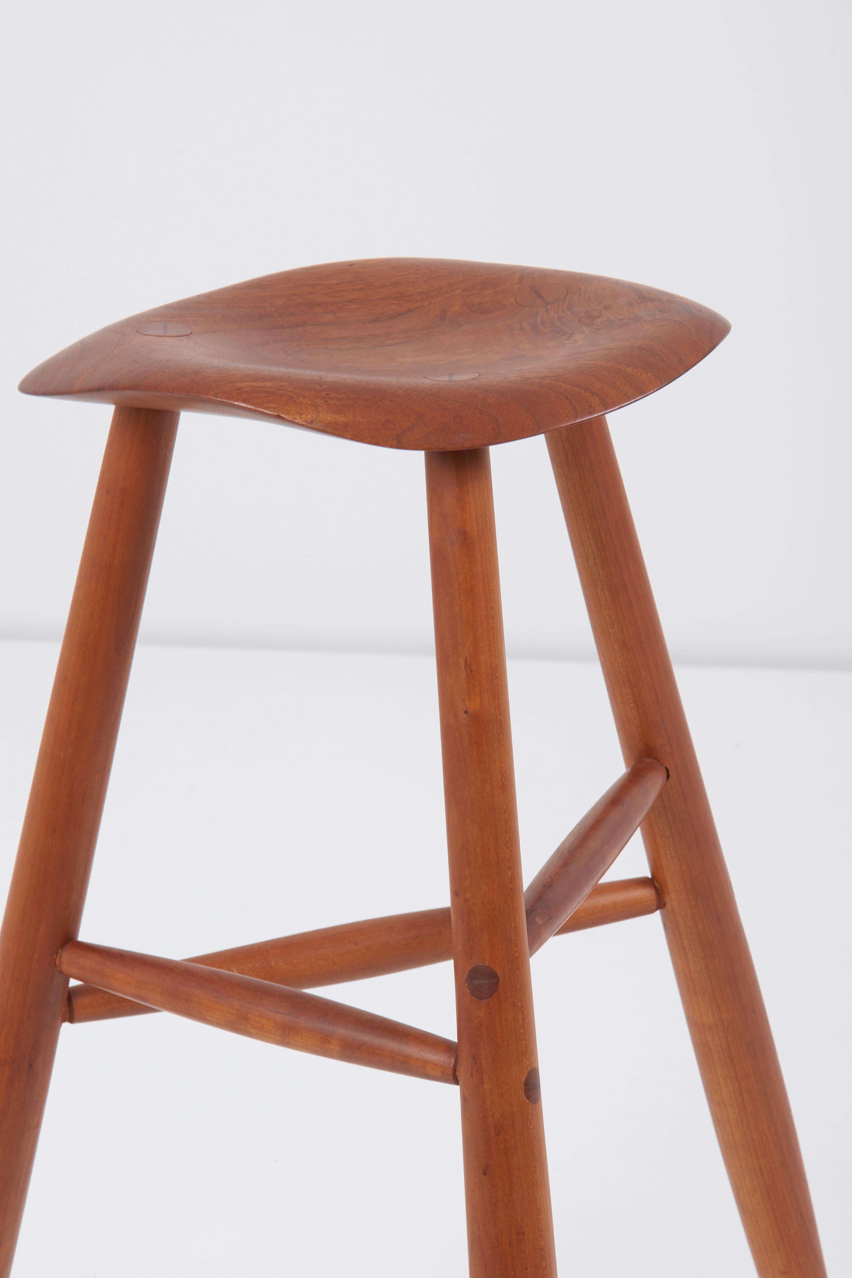 Signed Wooden Studio Bar Stool by an American Craftsmen, 1984, US In Good Condition In Berlin, DE