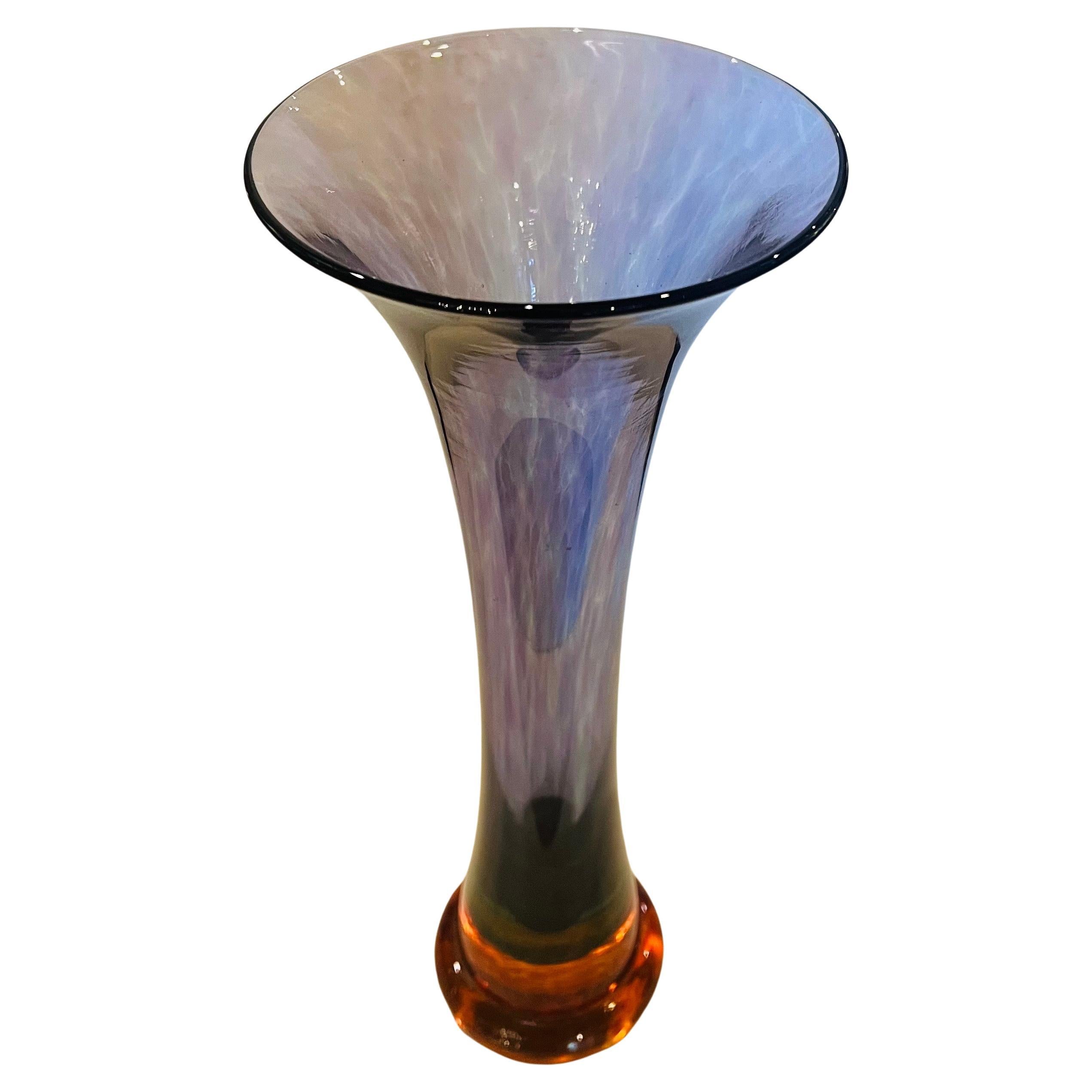 Signé Young & Constantin, un grand vase cannelé de studio en verre soufflé de style Art déco, travaillé en sommerso, recouvert de verre. La forme cannelée minimaliste et organique de la pièce est accentuée par la superposition mettant en valeur la