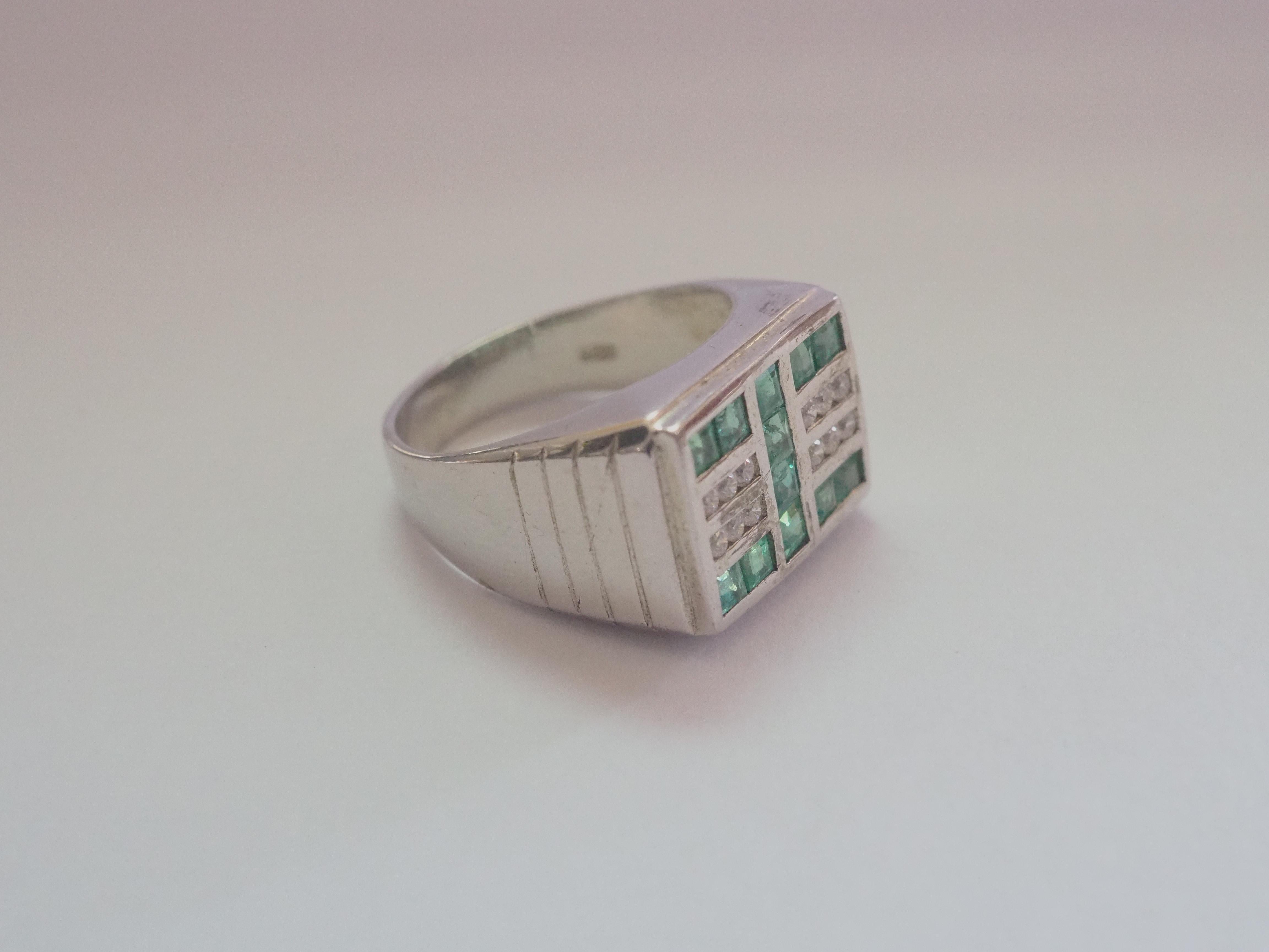 Signet 1.50ct Emerald & CZ Rectangular Men's Sterling Silver Ring In Excellent Condition For Sale In เกาะสมุย, TH