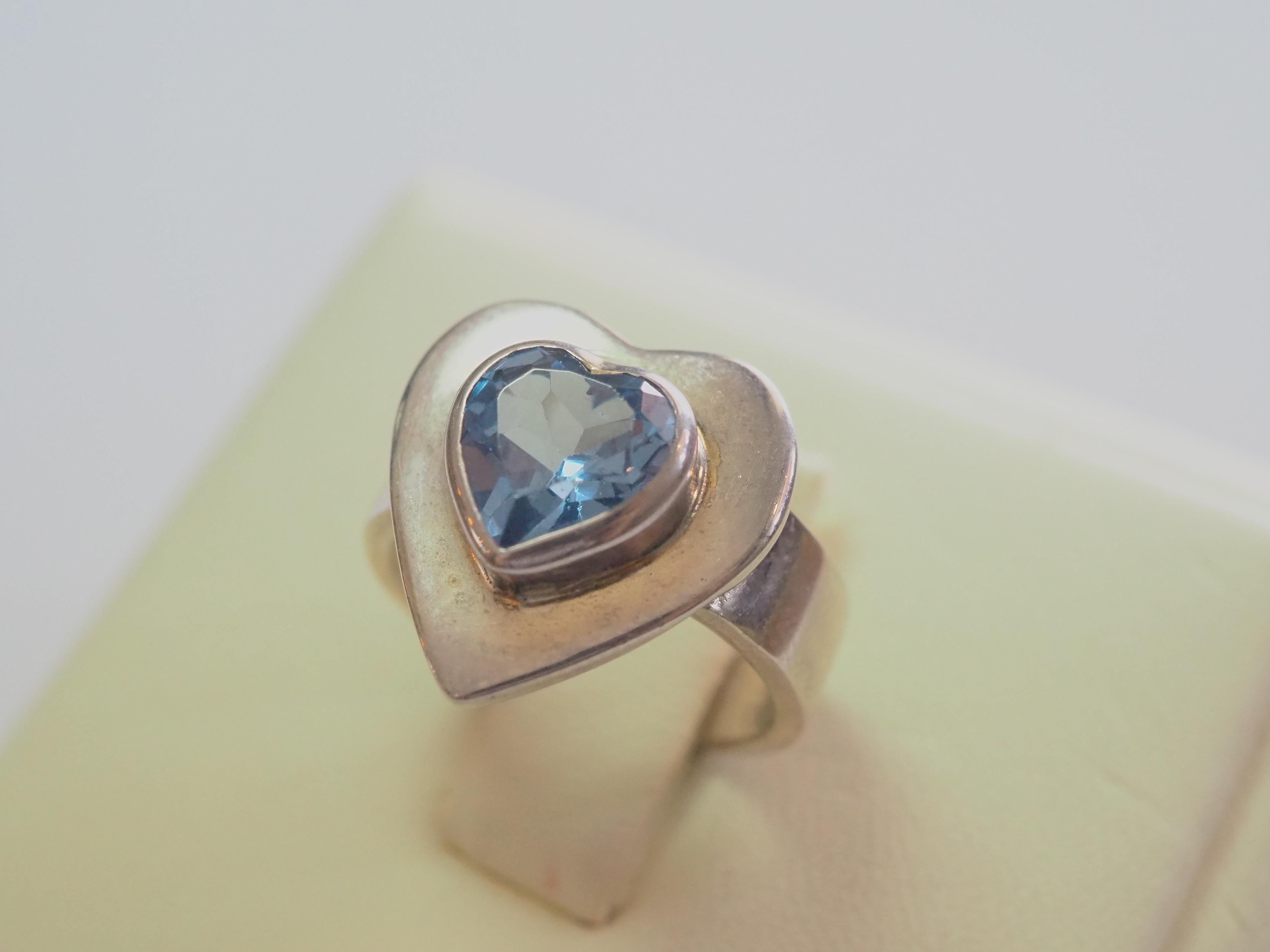Signet 1.50ct Heart Blue Topaz Sterling Silver Band Ring For Sale 1