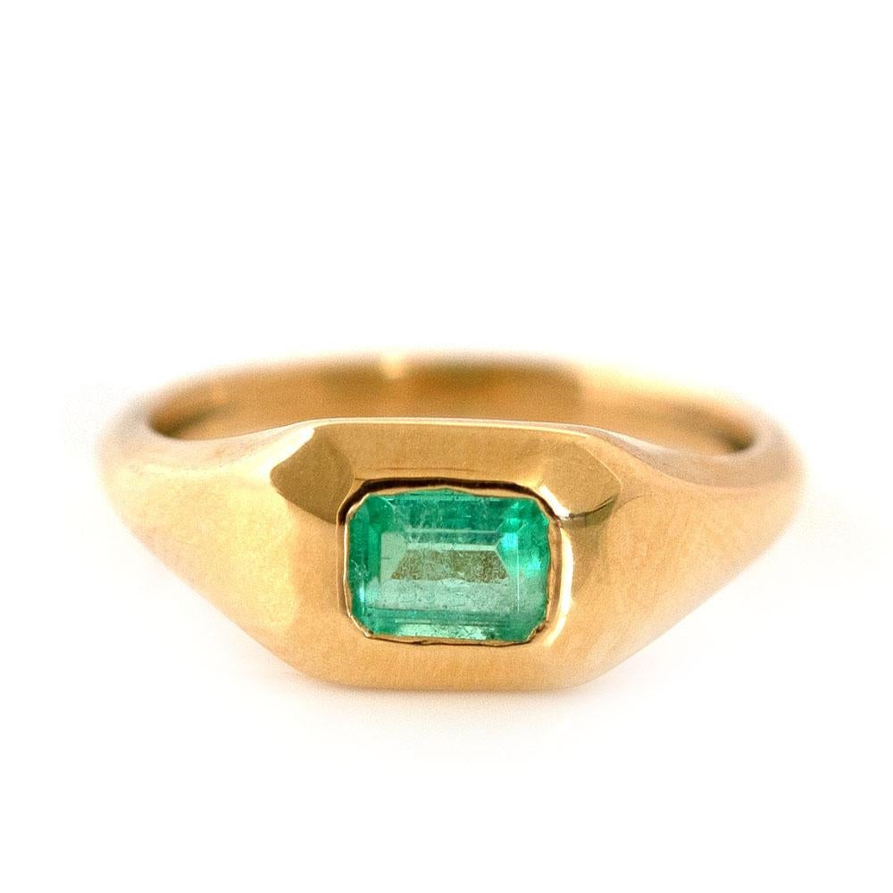 Signet 18ct Emerald Pinky Ring In New Condition For Sale In London, GB