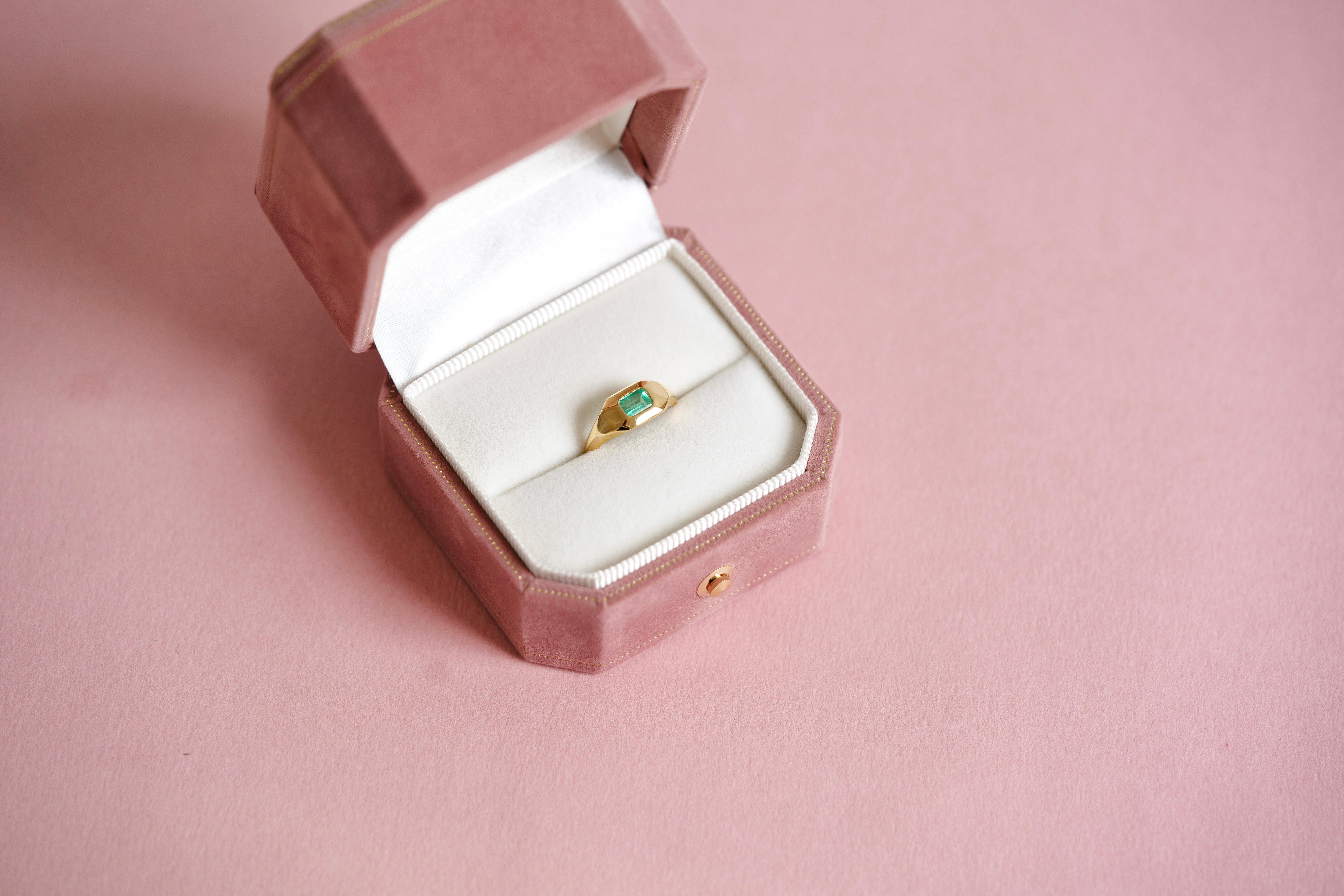 Signet 18ct Emerald Pinky Ring For Sale 4