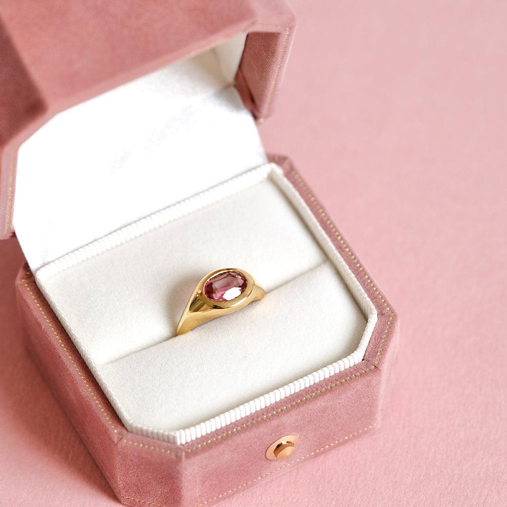 Women's Signet 18ct Gold Tourmaline Ring For Sale