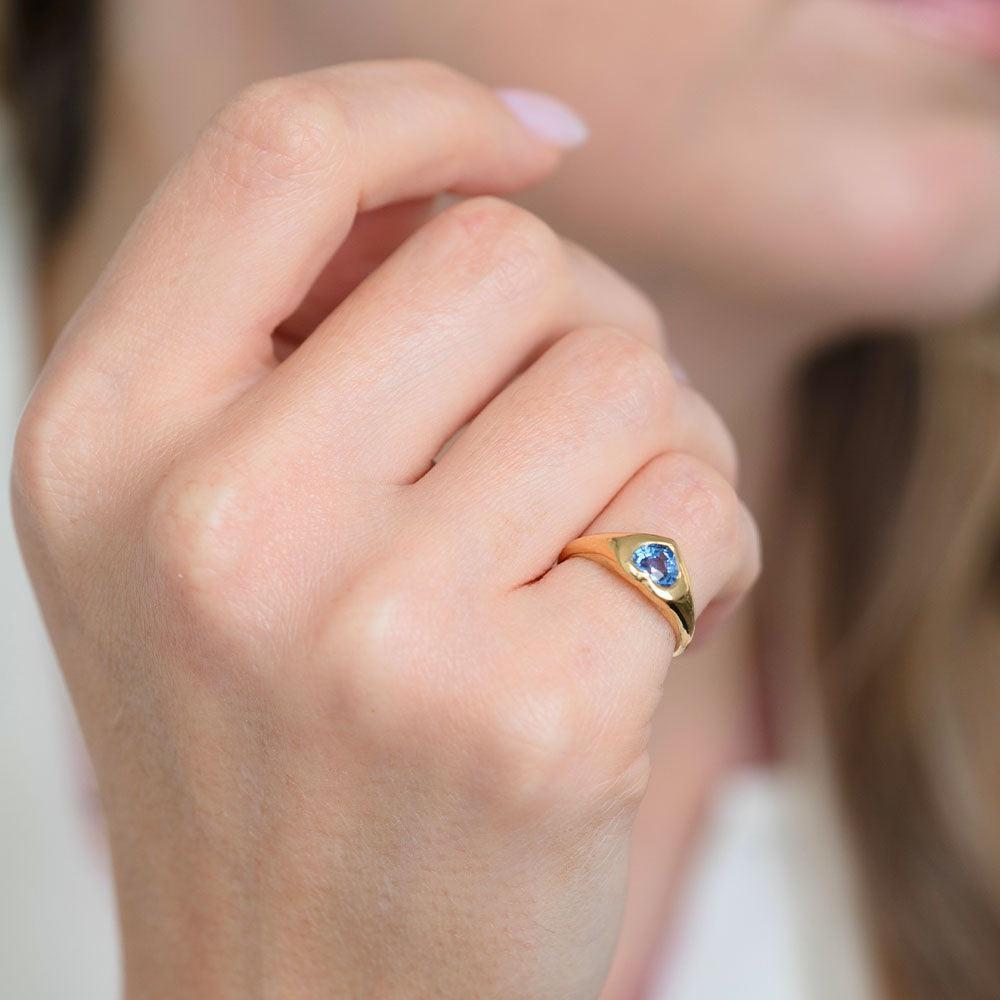 Victorian Signet 18ct Sapphire Heart Pink Ring For Sale