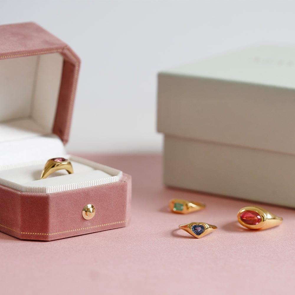 Signet 18ct Sapphire Heart Pink Ring In New Condition For Sale In London, GB