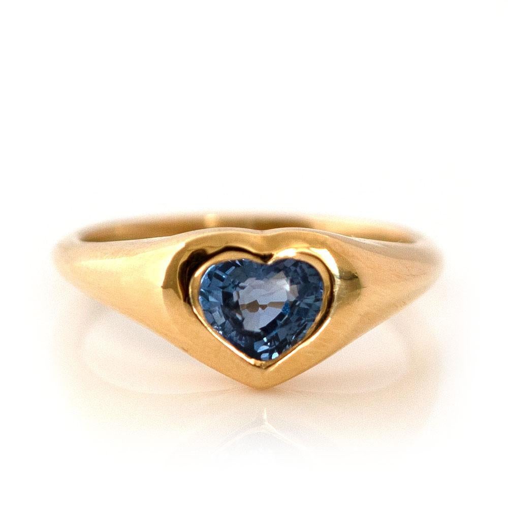 Signet 18ct Sapphire Heart Pink Ring For Sale 3