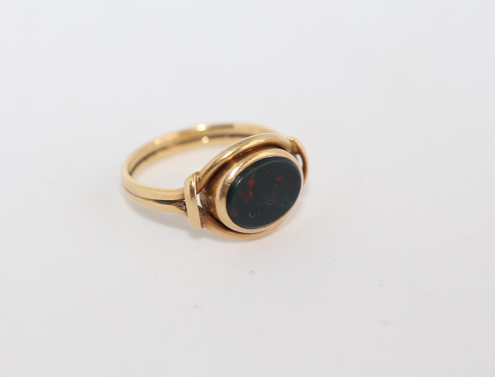 Signet Bloodstone Yellow Gold Ring Unsigned, 1900 In Good Condition In Herzelia, Tel Aviv