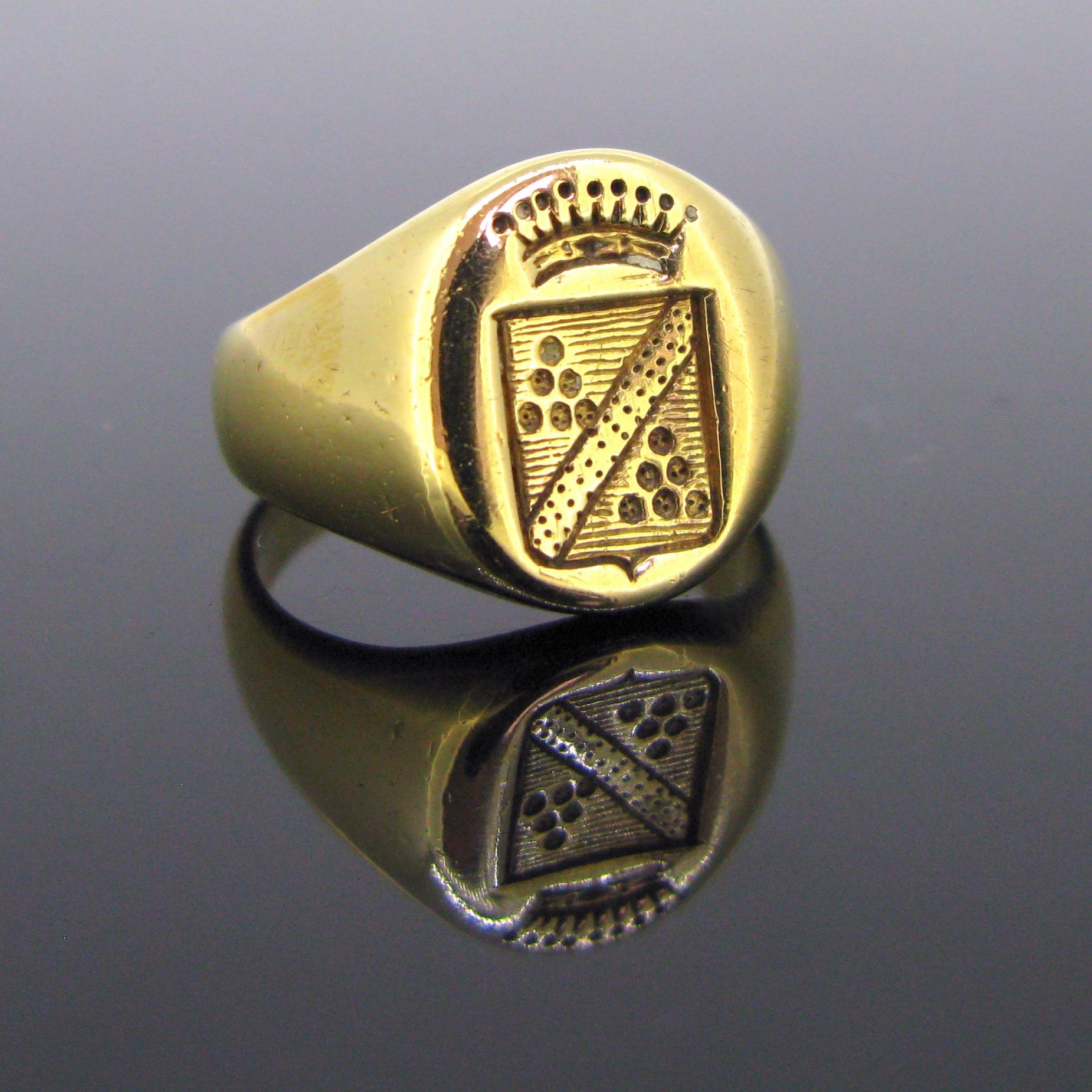 This vintage family crest ring is in very good vintage condition. It presents few traces of wears however the gold is smooth and shiny. The crest was nicely engraved. The ring was controlled with the French hallmark, the owl for 18kt yellow