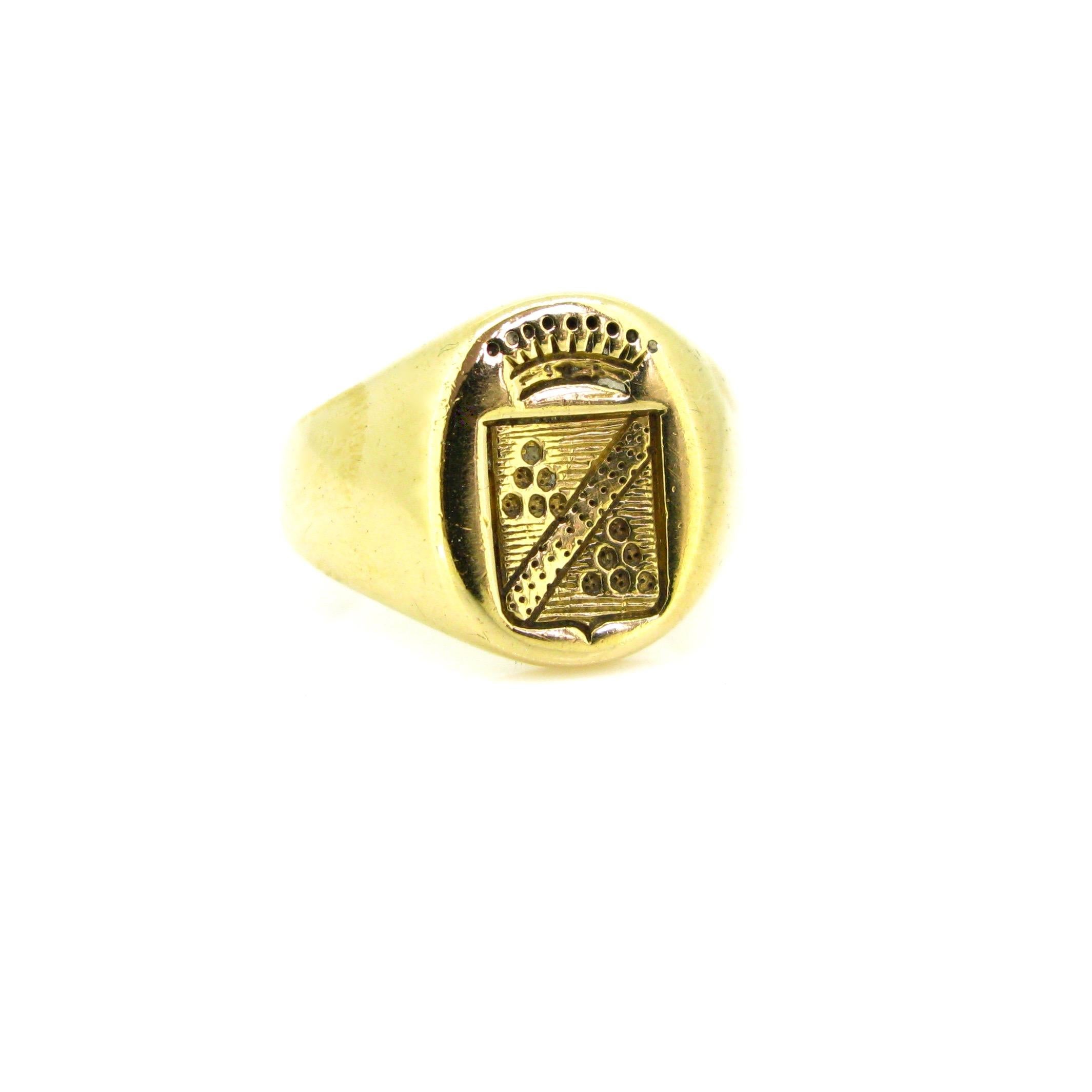 Signet Chevaliere Yellow Gold 1940s Ring In Good Condition In London, GB