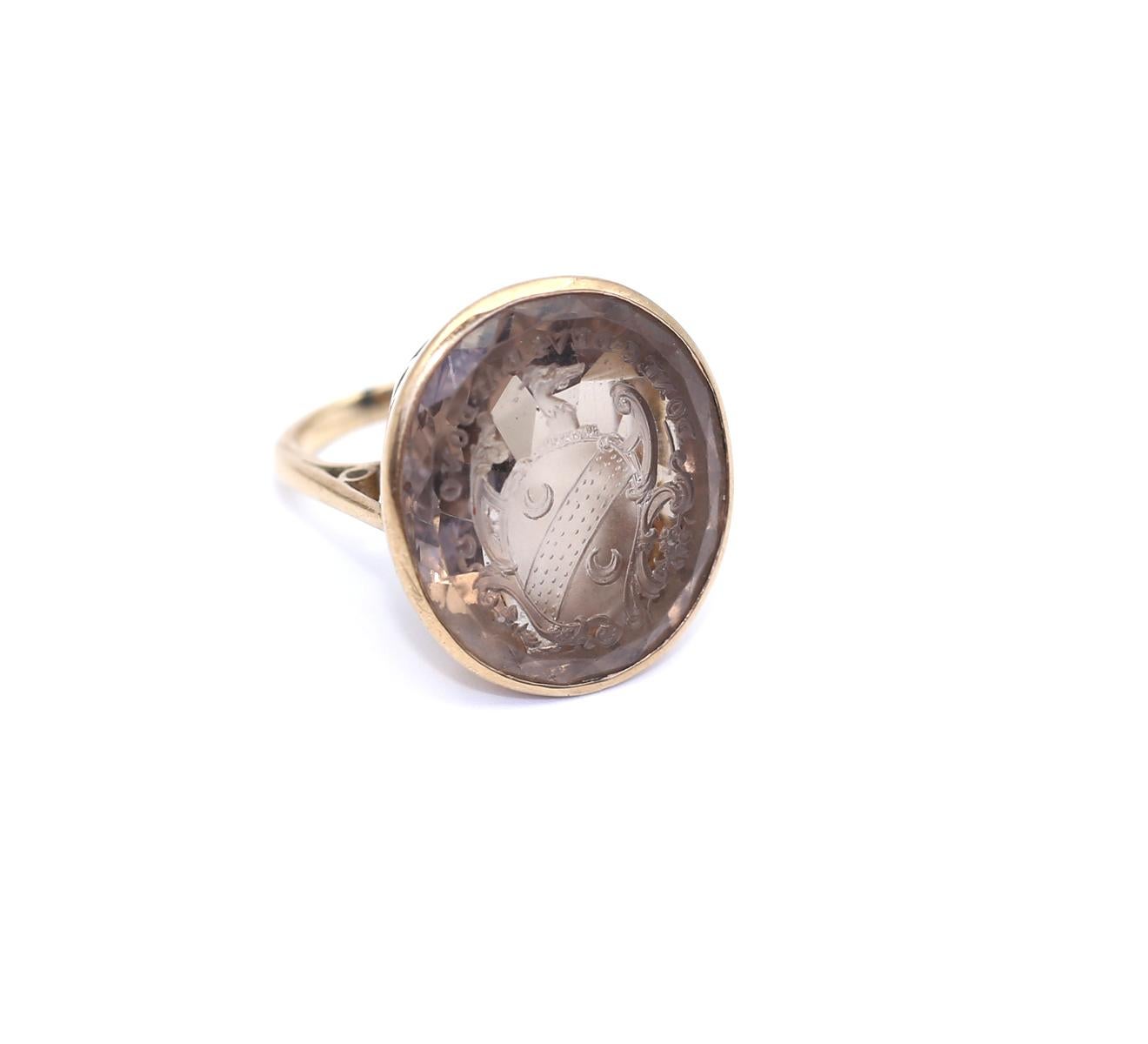 Anello Signet Topazio Britannico Oro 9Ct. Creato intorno al 1890.
Enorme e raffinato anello con sigillo in topazio inglese antico. La parte superiore del Signet riporta la scritta 